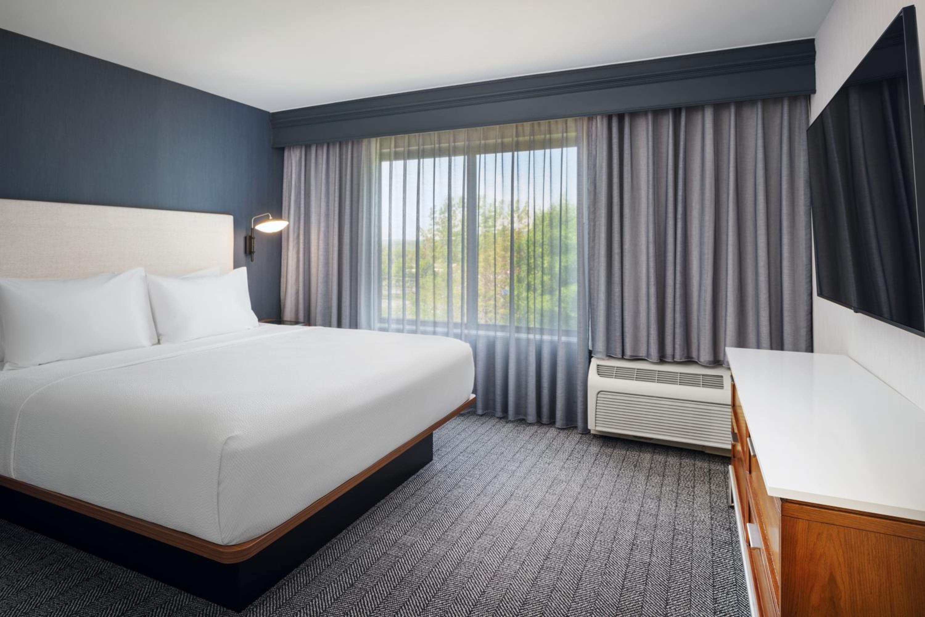 Kingston Vacations - Courtyard by Marriott Kingston - Property Image 33