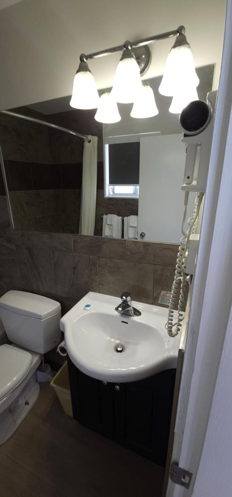 Riverside Motel - Image 4