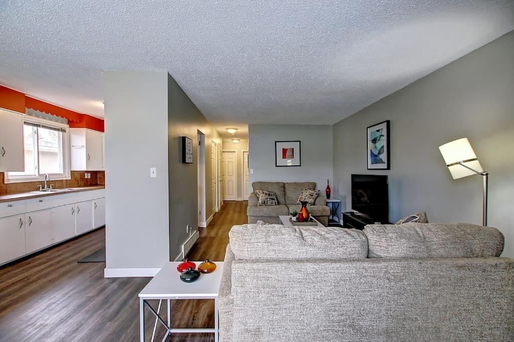 Very Cozy 2BDRM Upper Mins to DT and Airport, 1 Bath