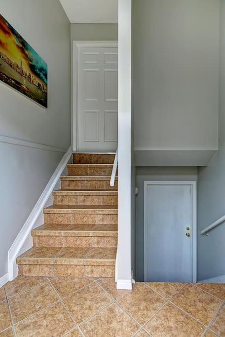 Very Cozy 2BDRM Upper Mins to DT and Airport, 1 Bath