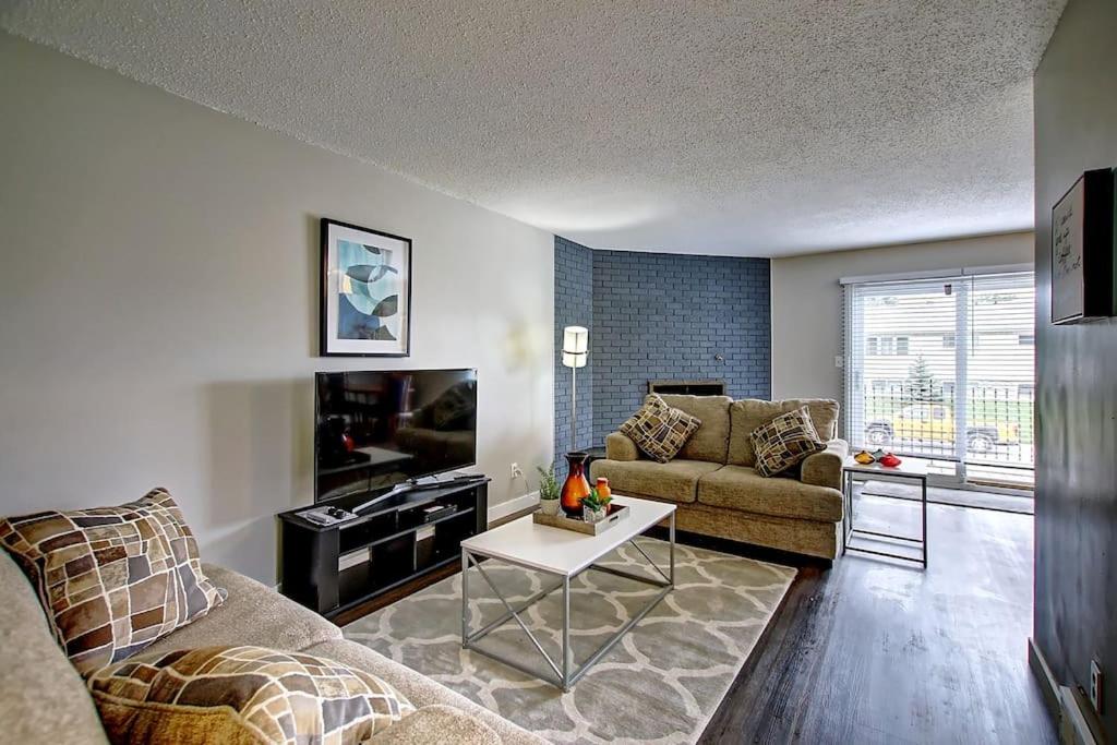 Very Cozy 2BDRM Upper Mins to DT and Airport, 1 Bath