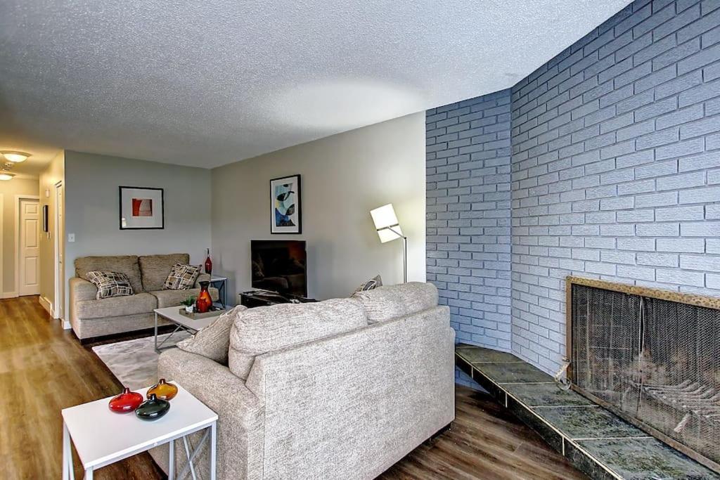 Very Cozy 2BDRM Upper Mins to DT and Airport, 1 Bath