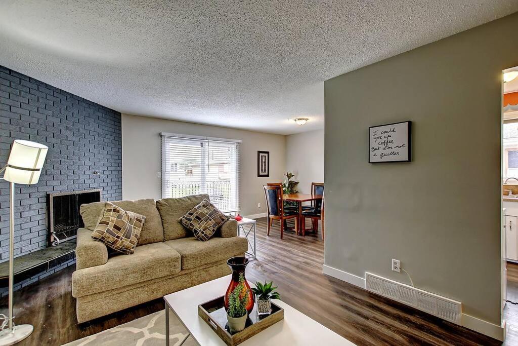 Very Cozy 2BDRM Upper Mins to DT and Airport, 1 Bath