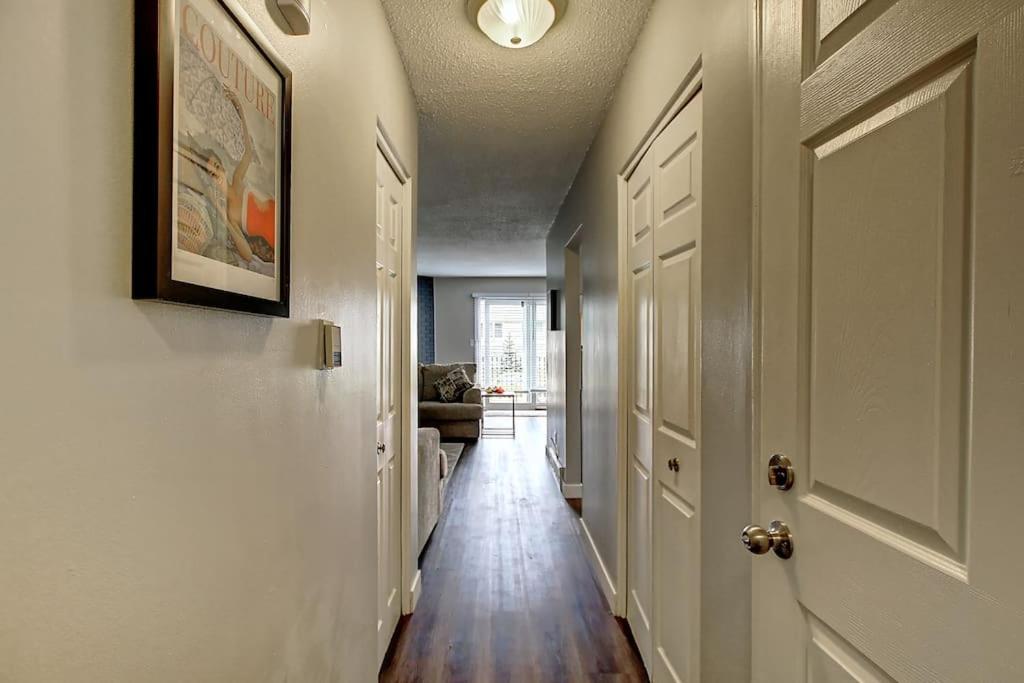 Very Cozy 2BDRM Upper Mins to DT and Airport, 1 Bath