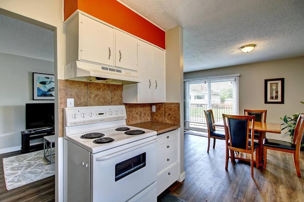 Very Cozy 2BDRM Upper Mins to DT and Airport, 1 Bath