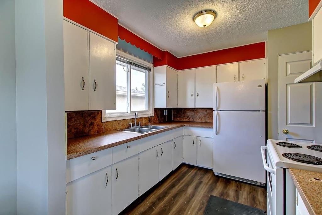 Very Cozy 2BDRM Upper Mins to DT and Airport, 1 Bath