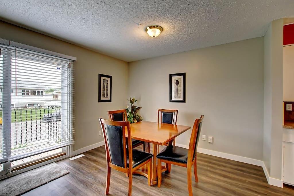 Very Cozy 2BDRM Upper Mins to DT and Airport, 1 Bath