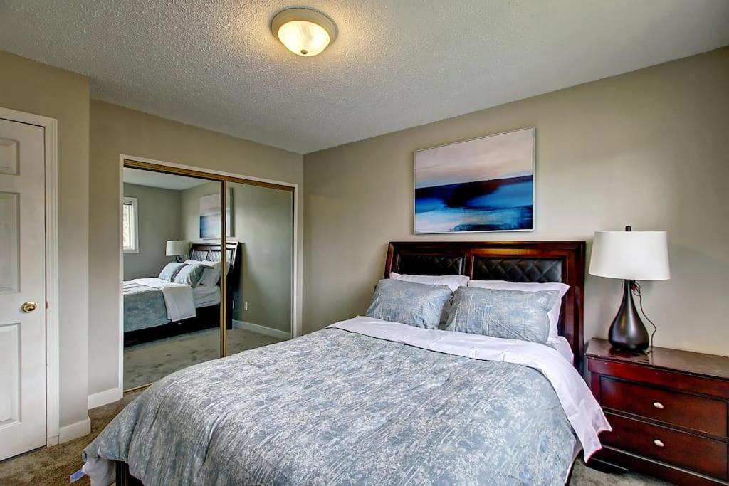 Very Cozy 2BDRM Upper Mins to DT and Airport, 1 Bath