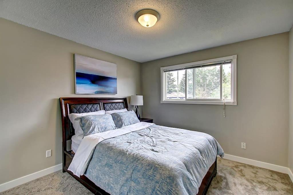 Very Cozy 2BDRM Upper Mins to DT and Airport, 1 Bath