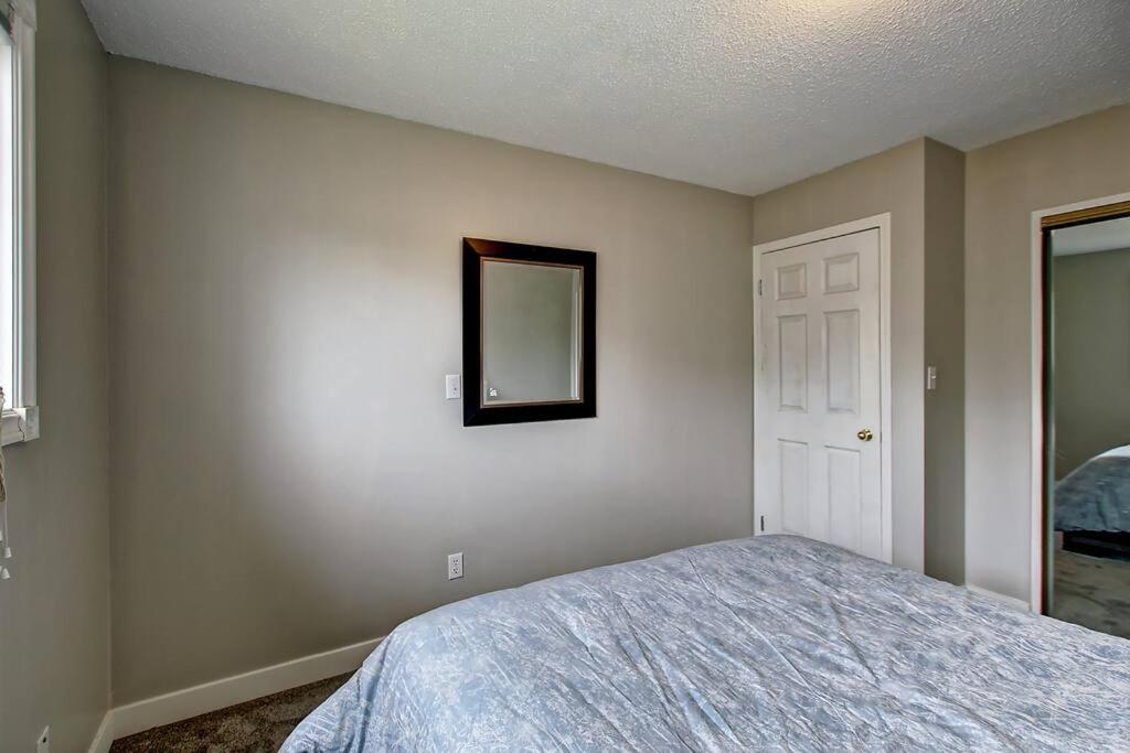 Very Cozy 2BDRM Upper Mins to DT and Airport, 1 Bath