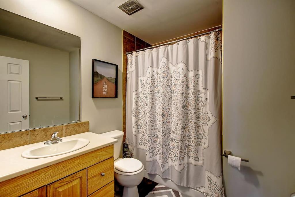 Very Cozy 2BDRM Upper Mins to DT and Airport, 1 Bath