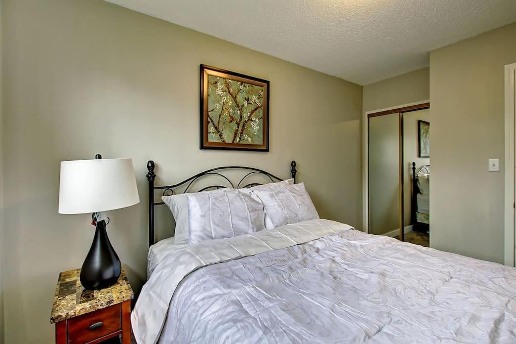 Very Cozy 2BDRM Upper Mins to DT and Airport, 1 Bath