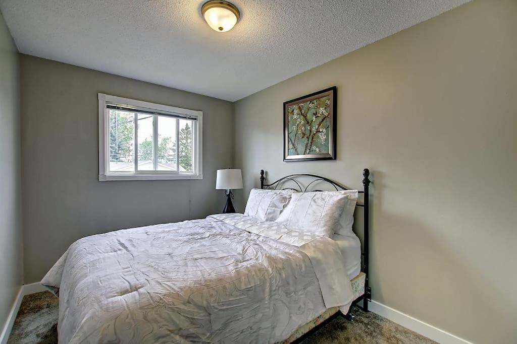 Very Cozy 2BDRM Upper Mins to DT and Airport, 1 Bath