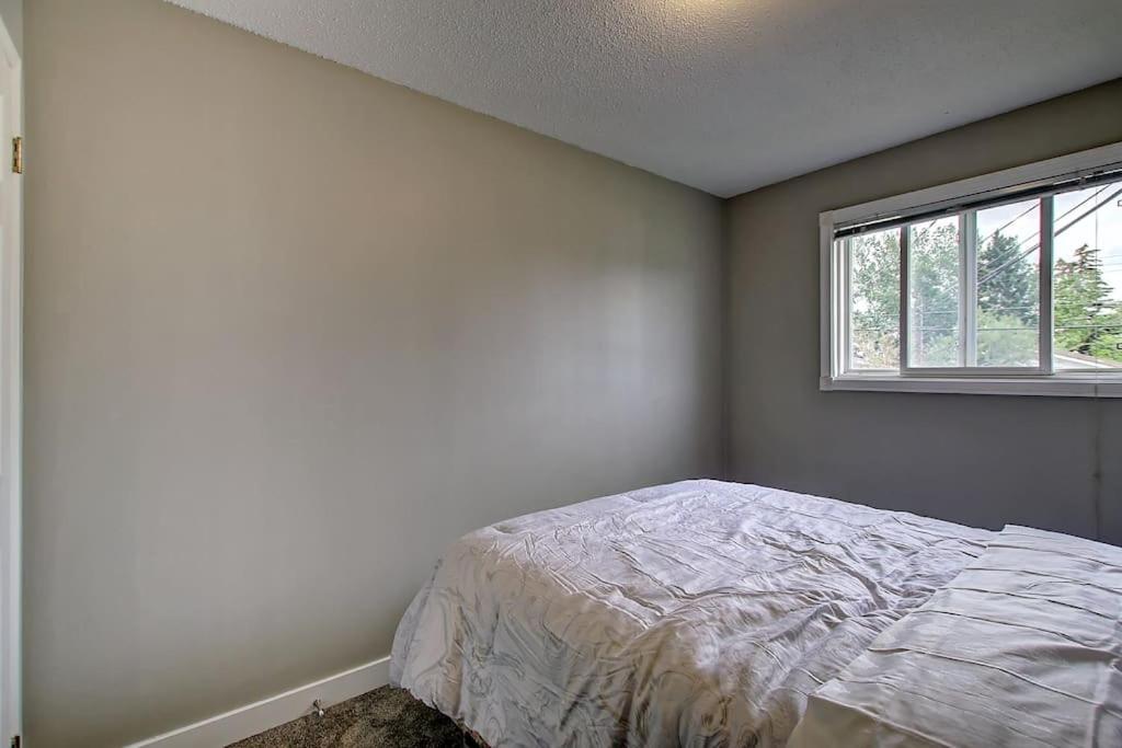 Very Cozy 2BDRM Upper Mins to DT and Airport, 1 Bath
