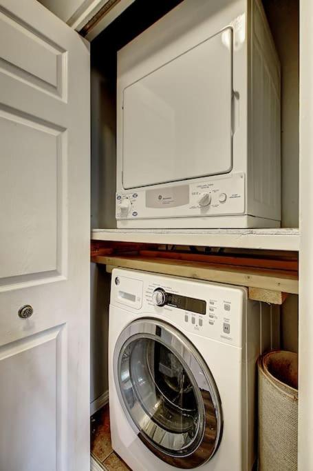 Very Cozy 2BDRM Upper Mins to DT and Airport, 1 Bath