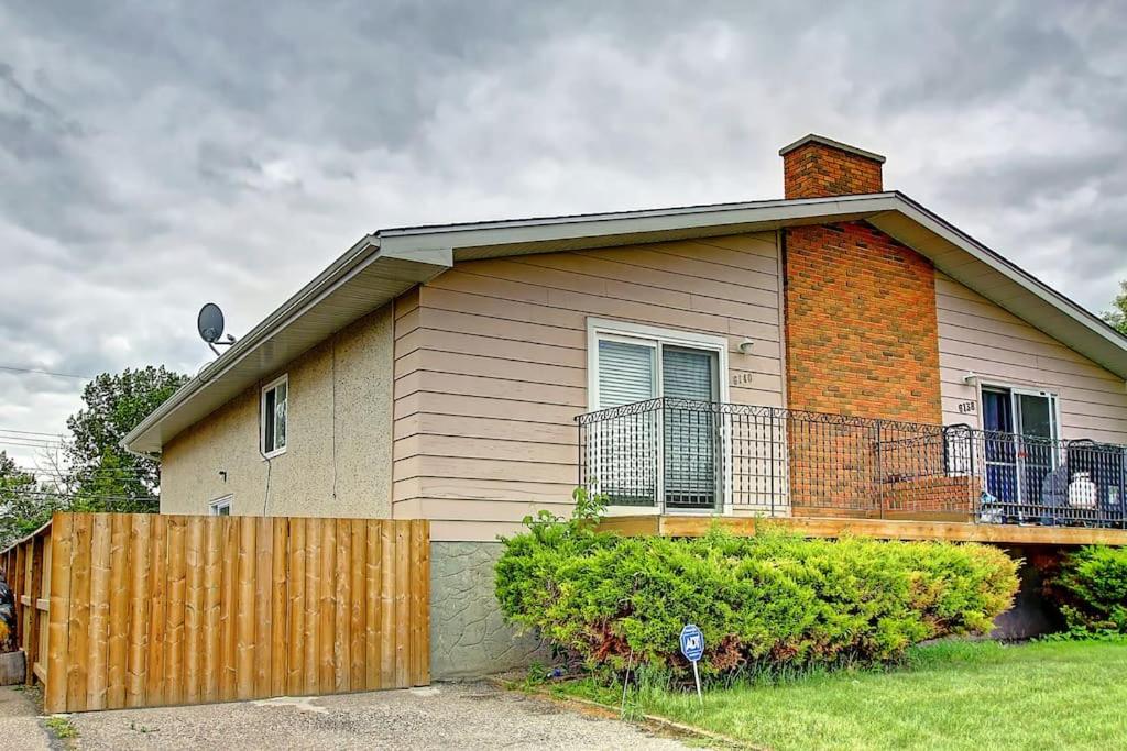 Very Cozy 2BDRM Upper Mins to DT and Airport, 1 Bath