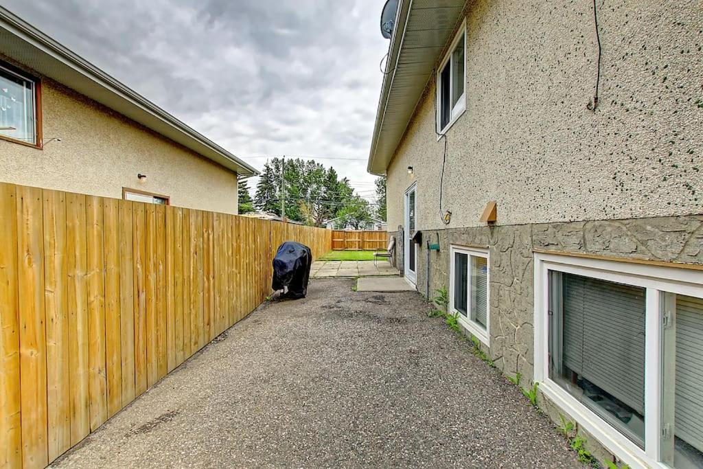 Very Cozy 2BDRM Upper Mins to DT and Airport, 1 Bath