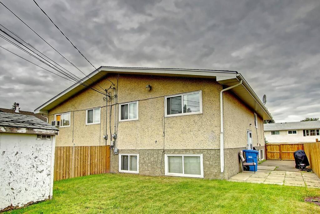 Very Cozy 2BDRM Upper Mins to DT and Airport, 1 Bath