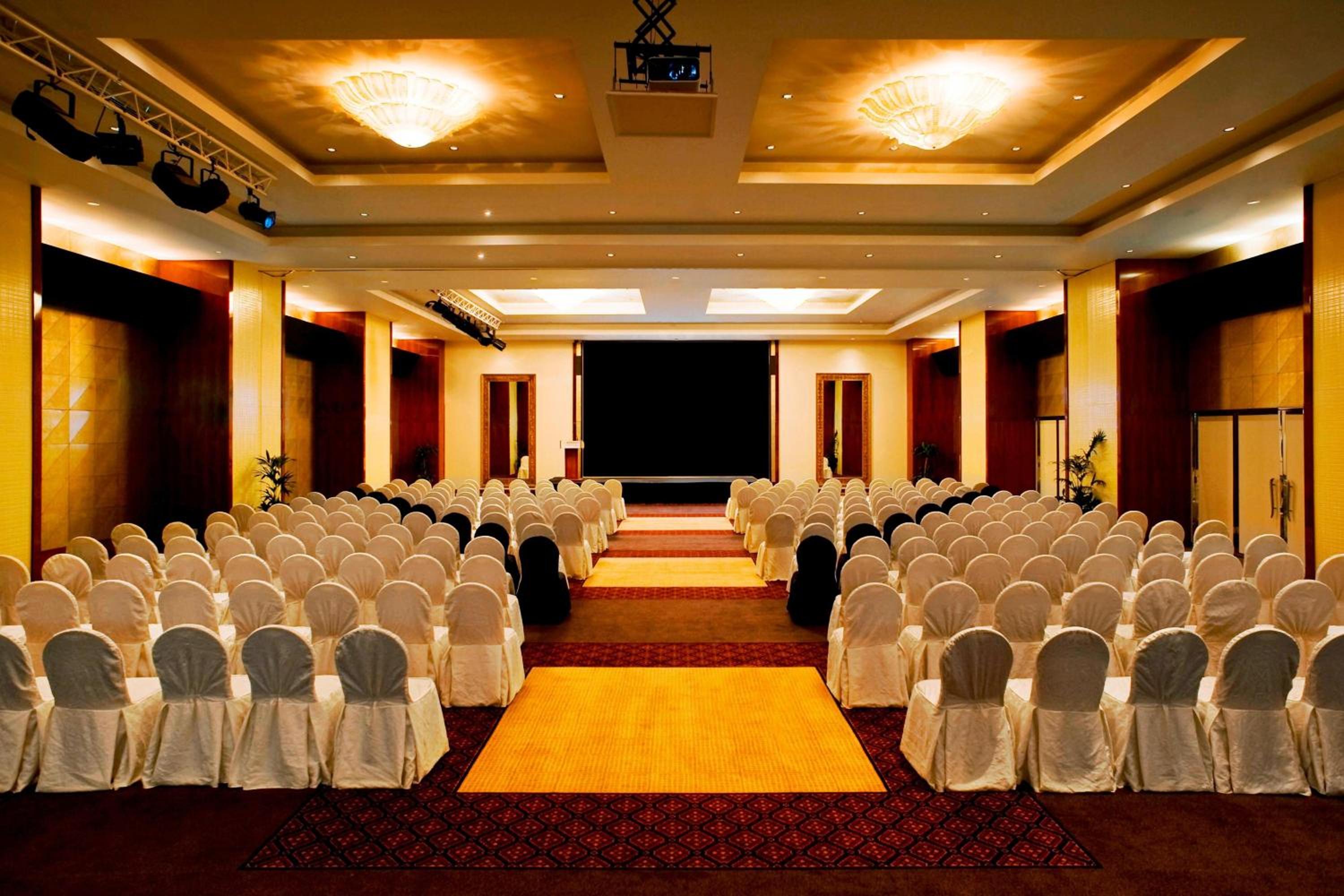 Le Meridien Al Aqah Beach Resort