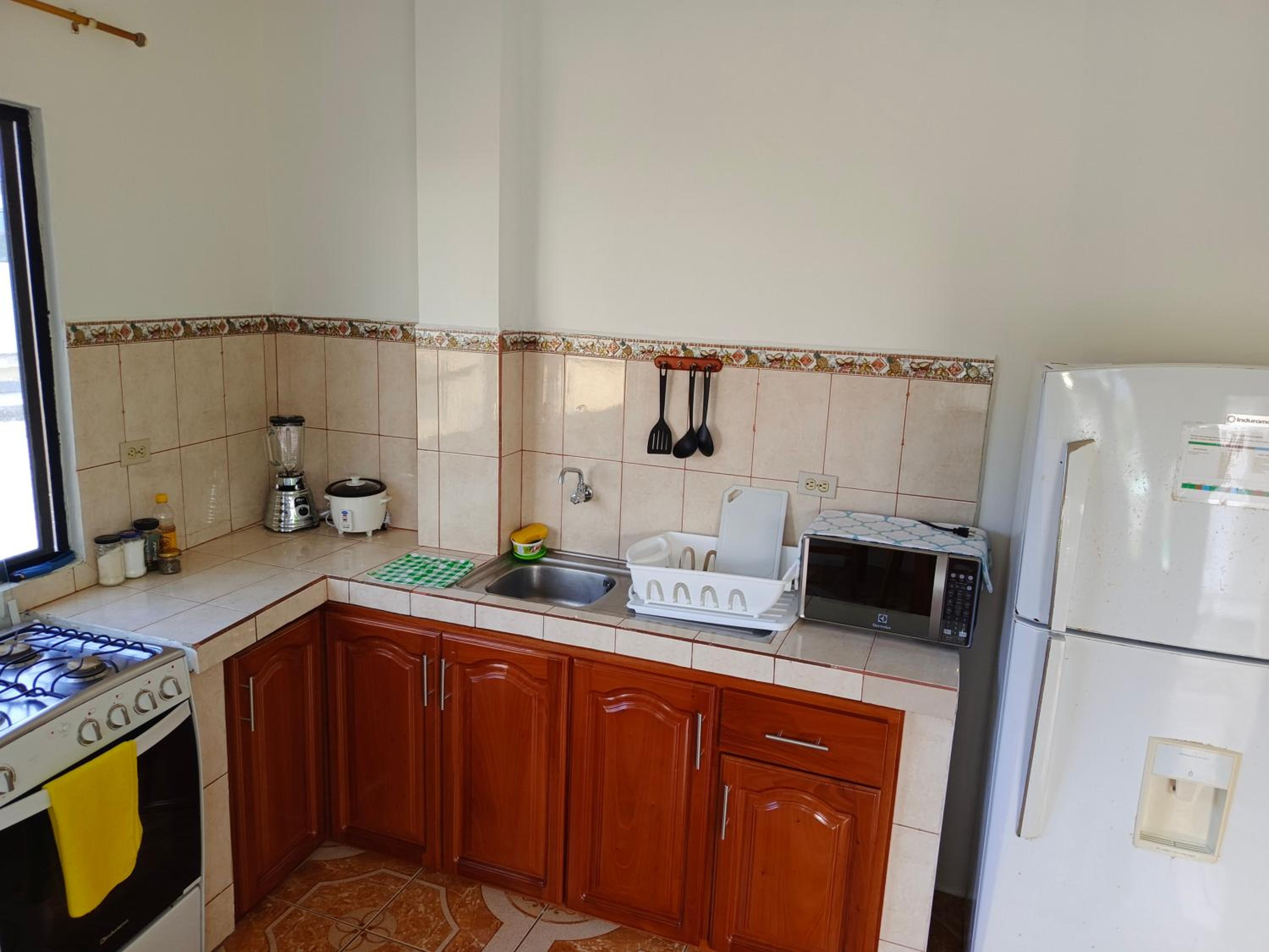 Teresita's House Suites con cocina privada , ideal para parejas, AC, wifi agua caliente, cerca del aeropuerto, a pocos pasos del malecón San Cristóbal