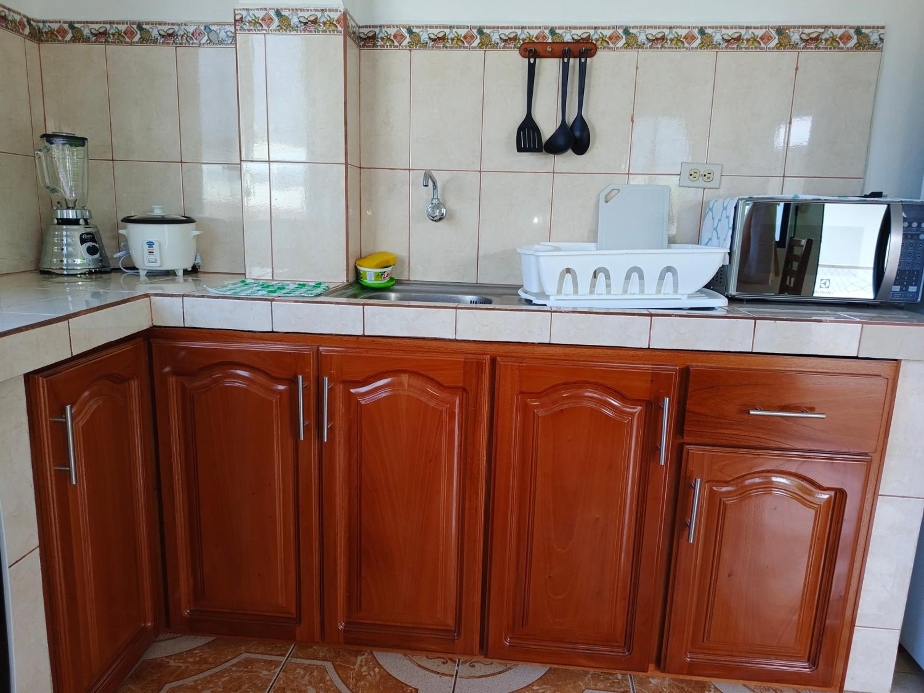 Teresita's House Suites con cocina privada , ideal para parejas, AC, wifi agua caliente, cerca del aeropuerto, a pocos pasos del malecón San Cristóbal