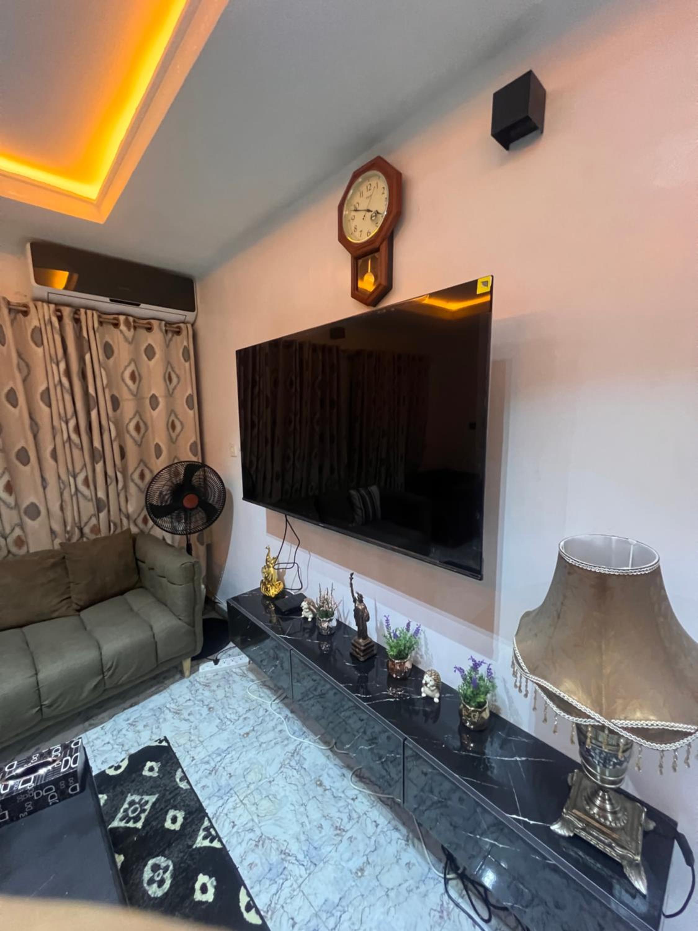 LUXE Apartment at Wuse WI-FI 247 Power, Netflix, YouTube, Airplay, DStv view 2