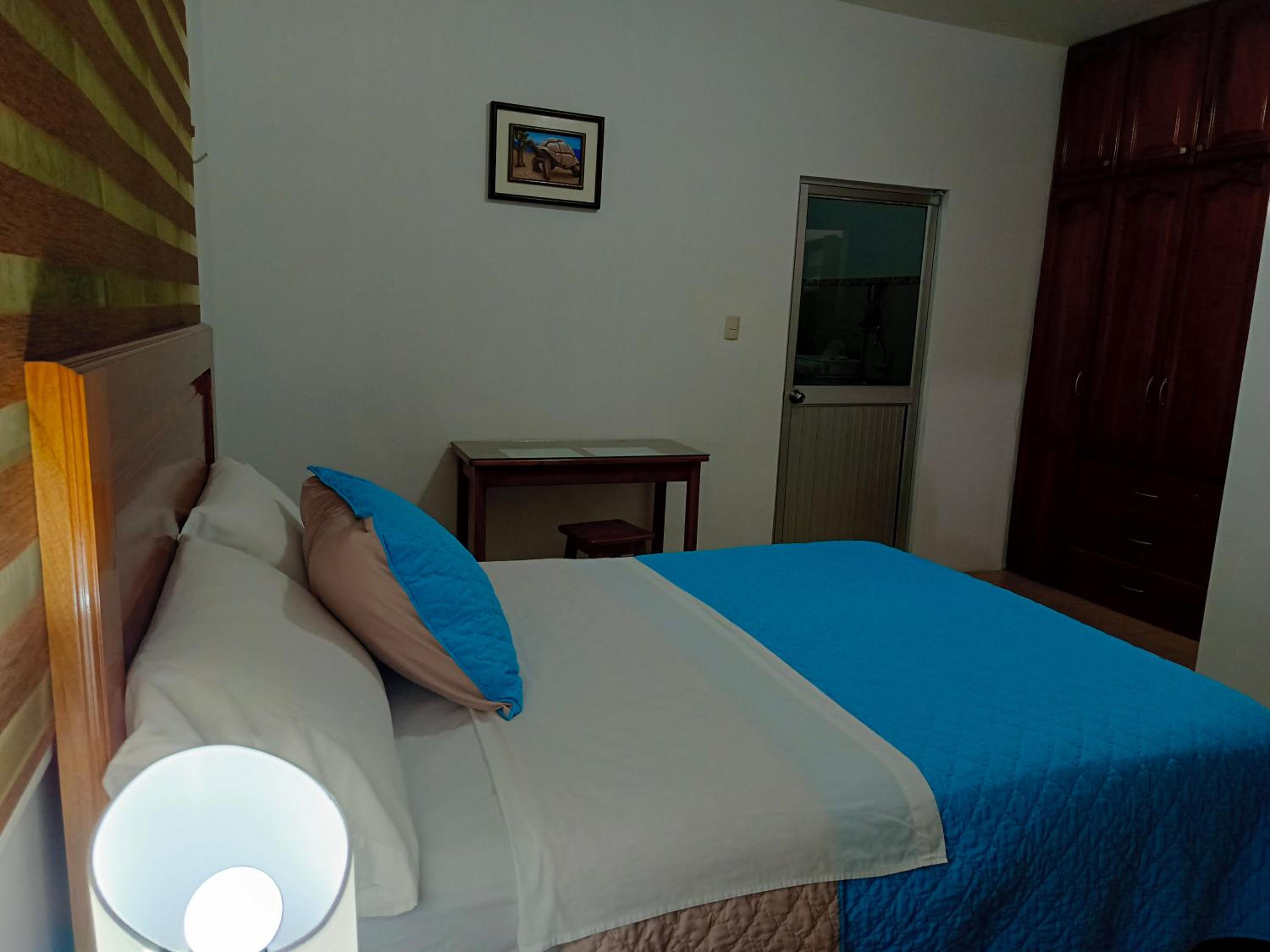 Teresita's House Suites con cocina privada , ideal para parejas, AC, wifi agua caliente, cerca del aeropuerto, a pocos pasos del malecón San Cristóbal