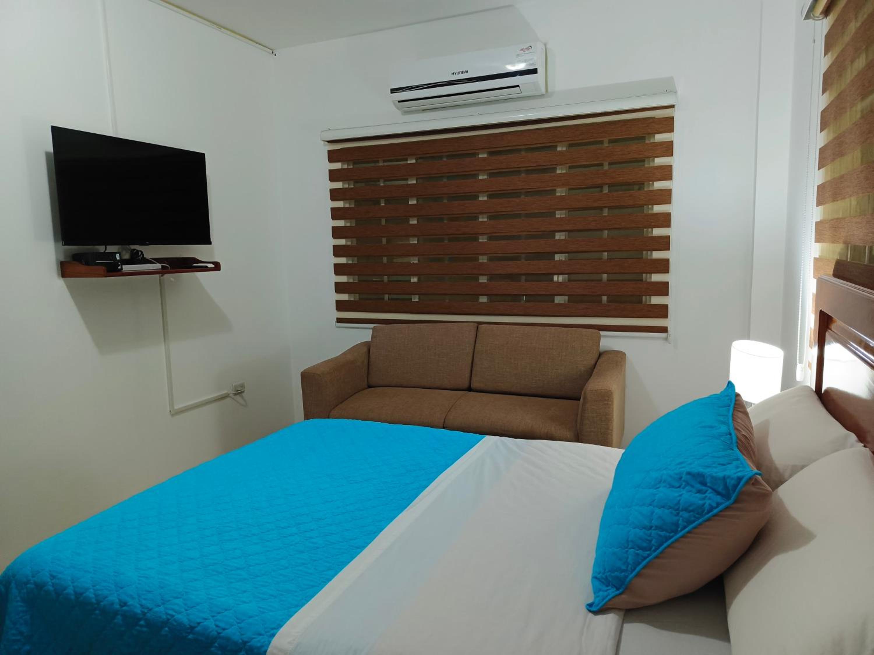 Teresita's House Suites con cocina privada , ideal para parejas, AC, wifi agua caliente, cerca del aeropuerto, a pocos pasos del malecón San Cristóbal