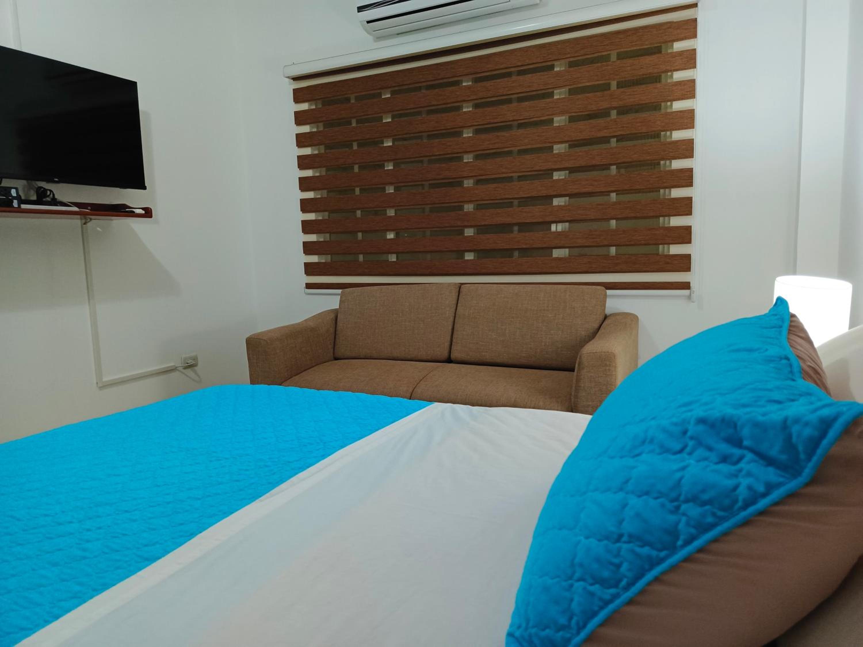 Teresita's House Suites con cocina privada , ideal para parejas, AC, wifi agua caliente, cerca del aeropuerto, a pocos pasos del malecón San Cristóbal