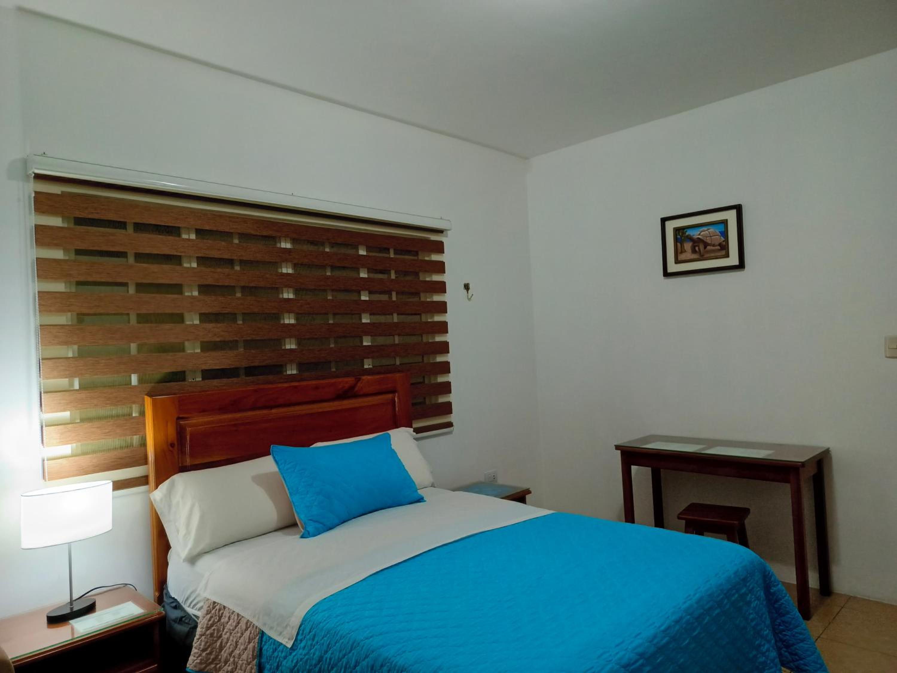 Teresita's House Suites con cocina privada , ideal para parejas, AC, wifi agua caliente, cerca del aeropuerto, a pocos pasos del malecón San Cristóbal