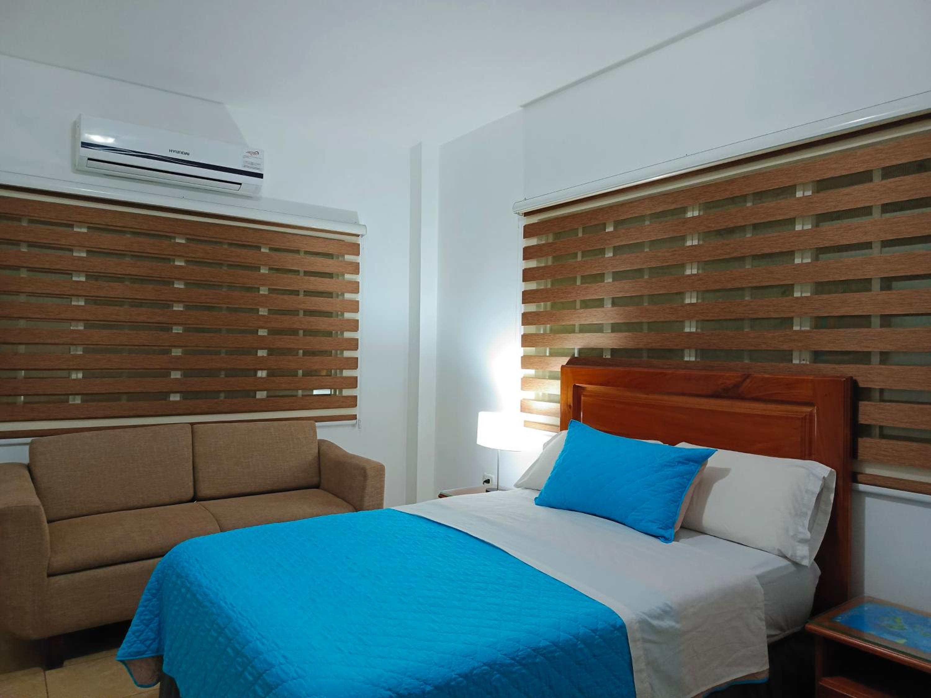 Teresita's House Suites con cocina privada , ideal para parejas, AC, wifi agua caliente, cerca del aeropuerto, a pocos pasos del malecón San Cristóbal