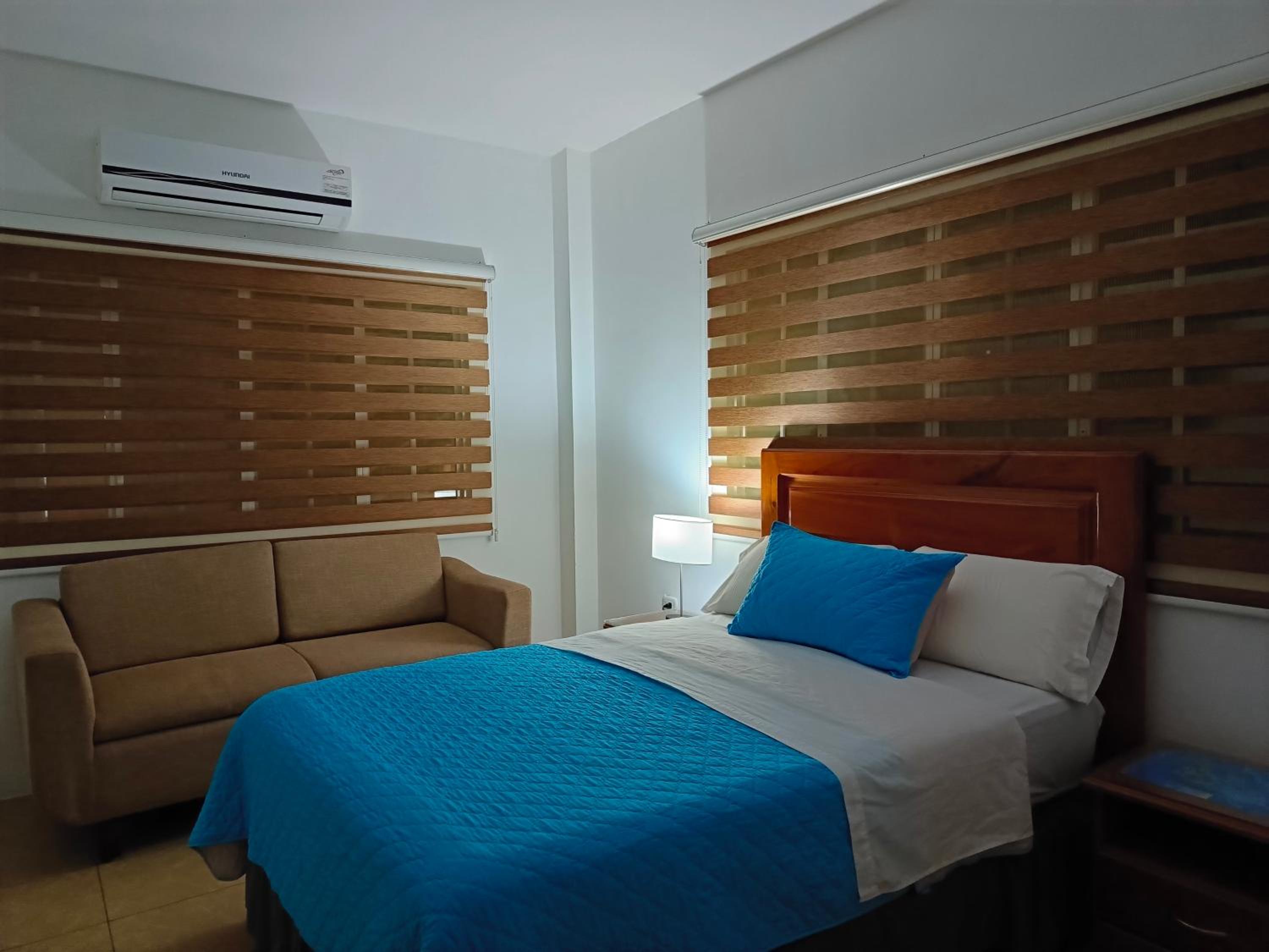 Teresita's House Suites con cocina privada , ideal para parejas, AC, wifi agua caliente, cerca del aeropuerto, a pocos pasos del malecón San Cristóbal