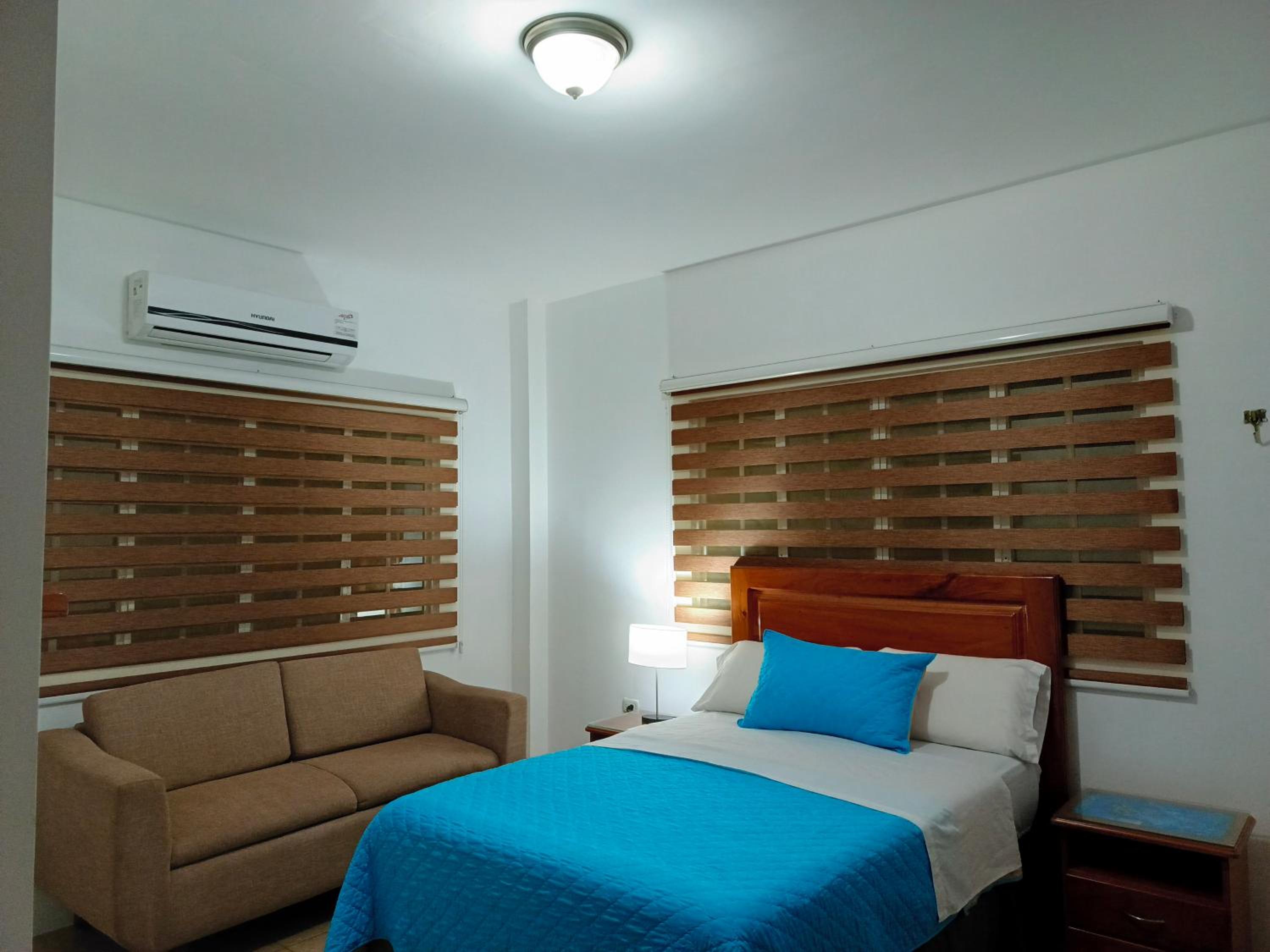 Teresita's House Suites con cocina privada , ideal para parejas, AC, wifi agua caliente, cerca del aeropuerto, a pocos pasos del malecón San Cristóbal