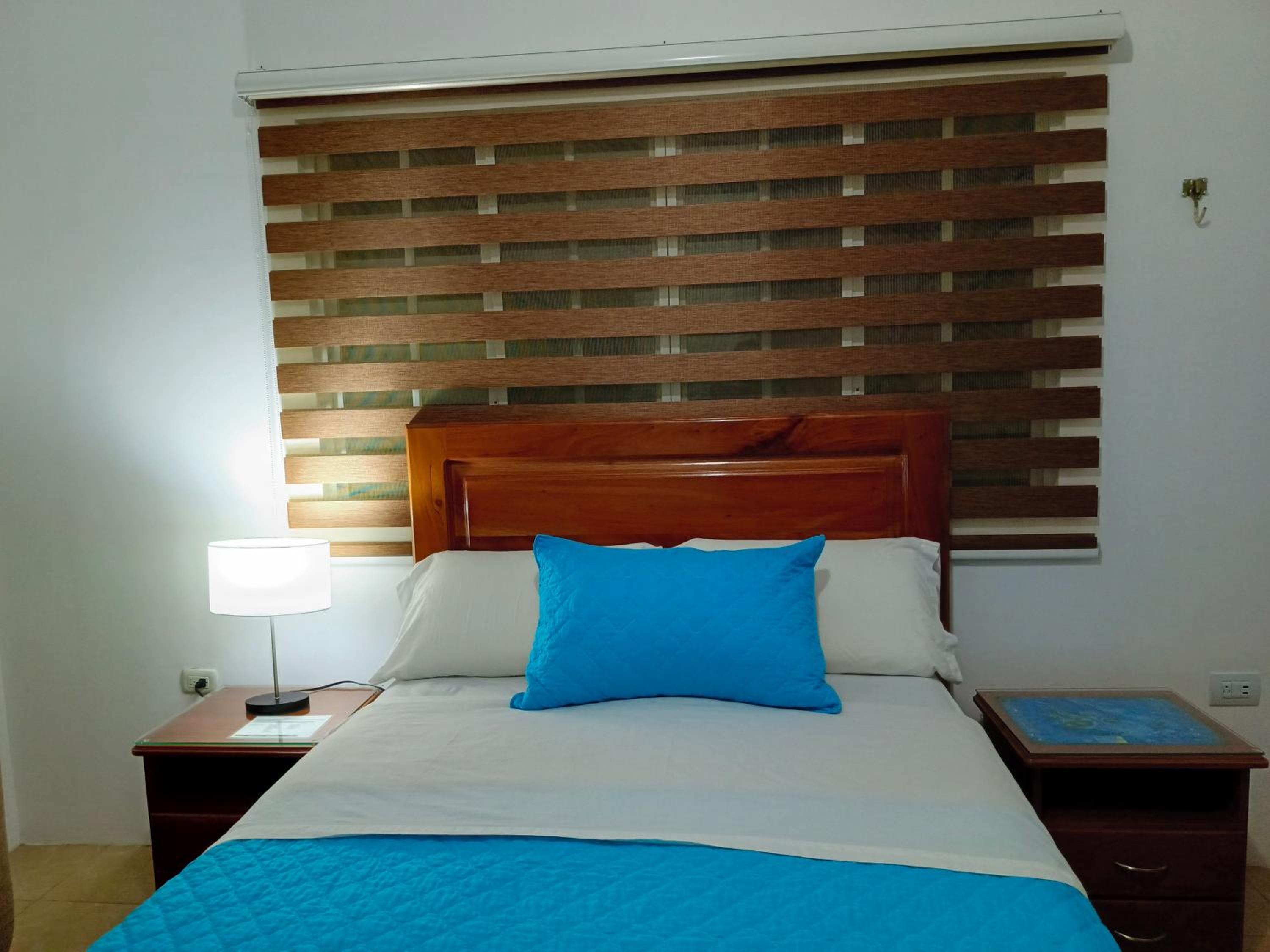 Teresita's House Suites con cocina privada , ideal para parejas, AC, wifi agua caliente, cerca del aeropuerto, a pocos pasos del malecón San Cristóbal