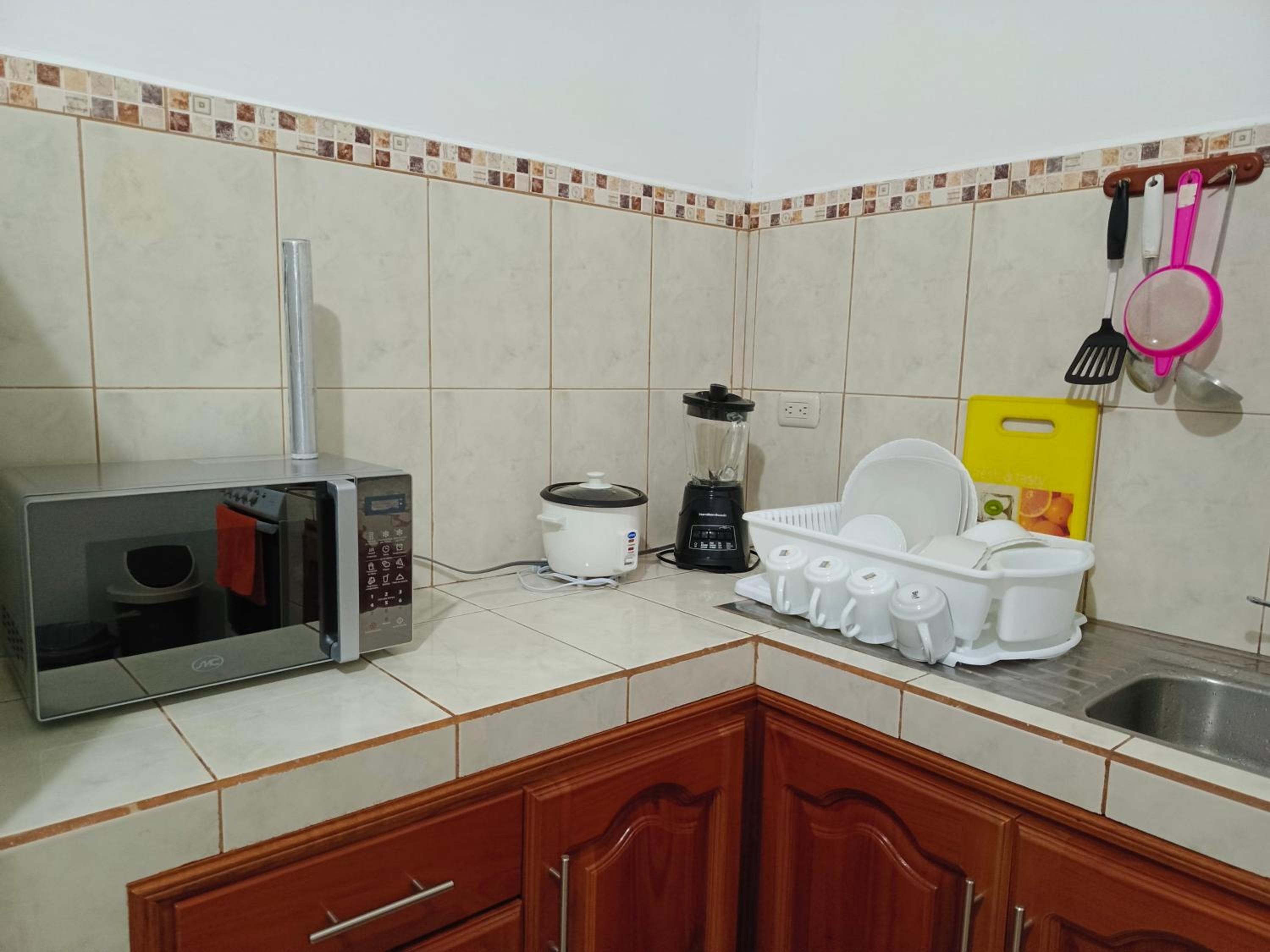Teresita's House Suites con cocina privada , ideal para parejas, AC, wifi agua caliente, cerca del aeropuerto, a pocos pasos del malecón San Cristóbal