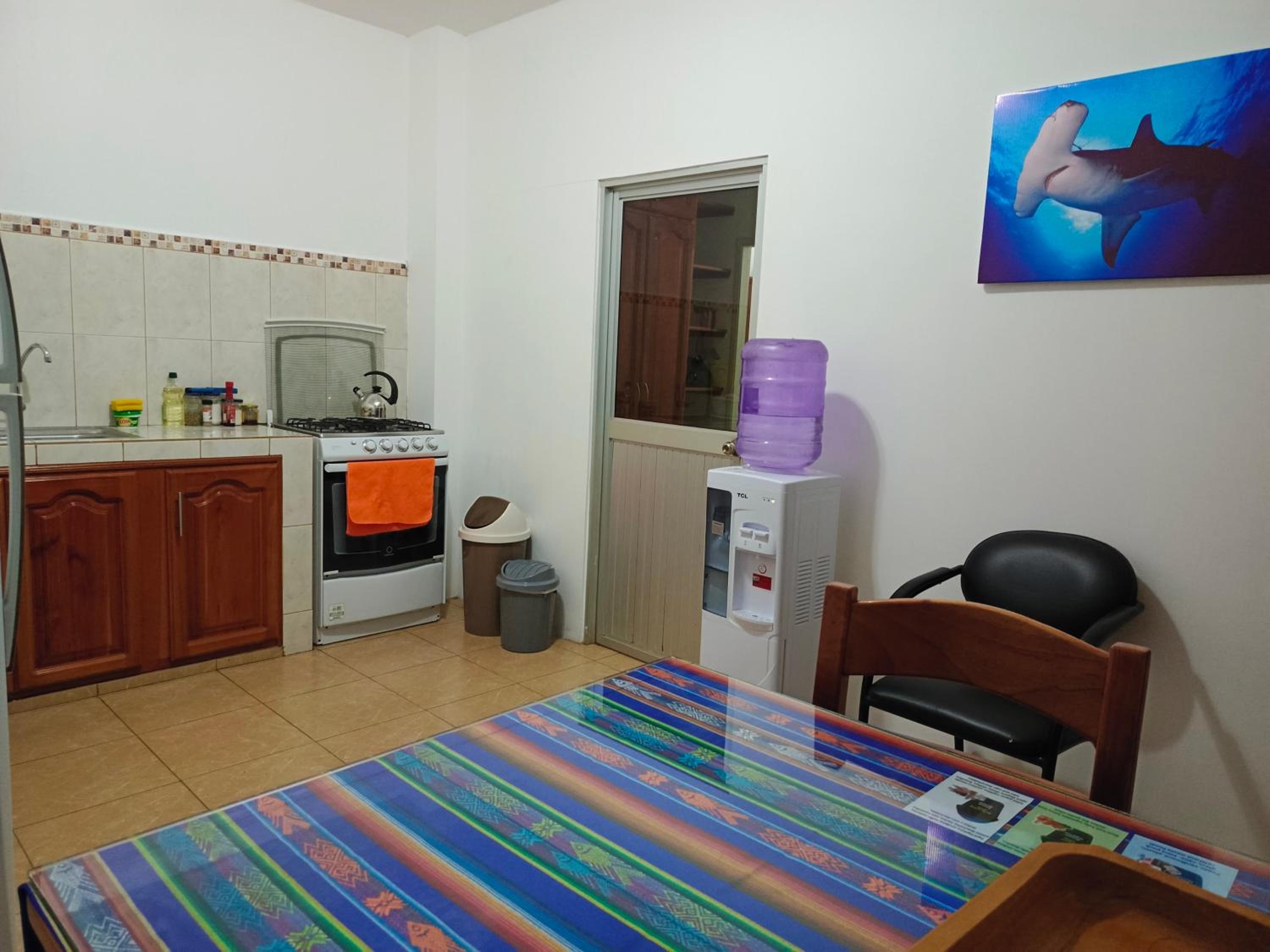 Teresita's House Suites con cocina privada , ideal para parejas, AC, wifi agua caliente, cerca del aeropuerto, a pocos pasos del malecón San Cristóbal