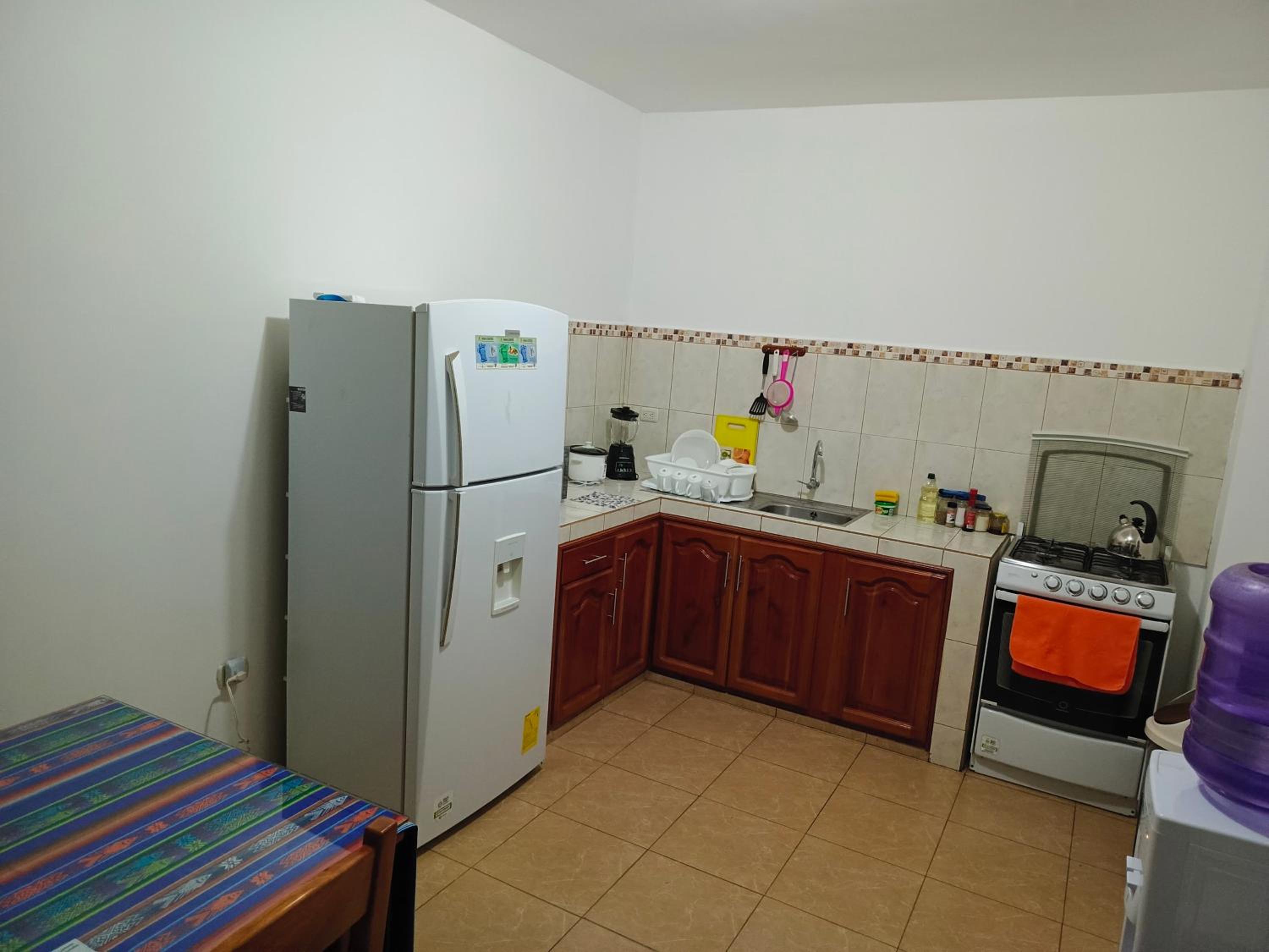 Teresita's House Suites con cocina privada , ideal para parejas, AC, wifi agua caliente, cerca del aeropuerto, a pocos pasos del malecón San Cristóbal