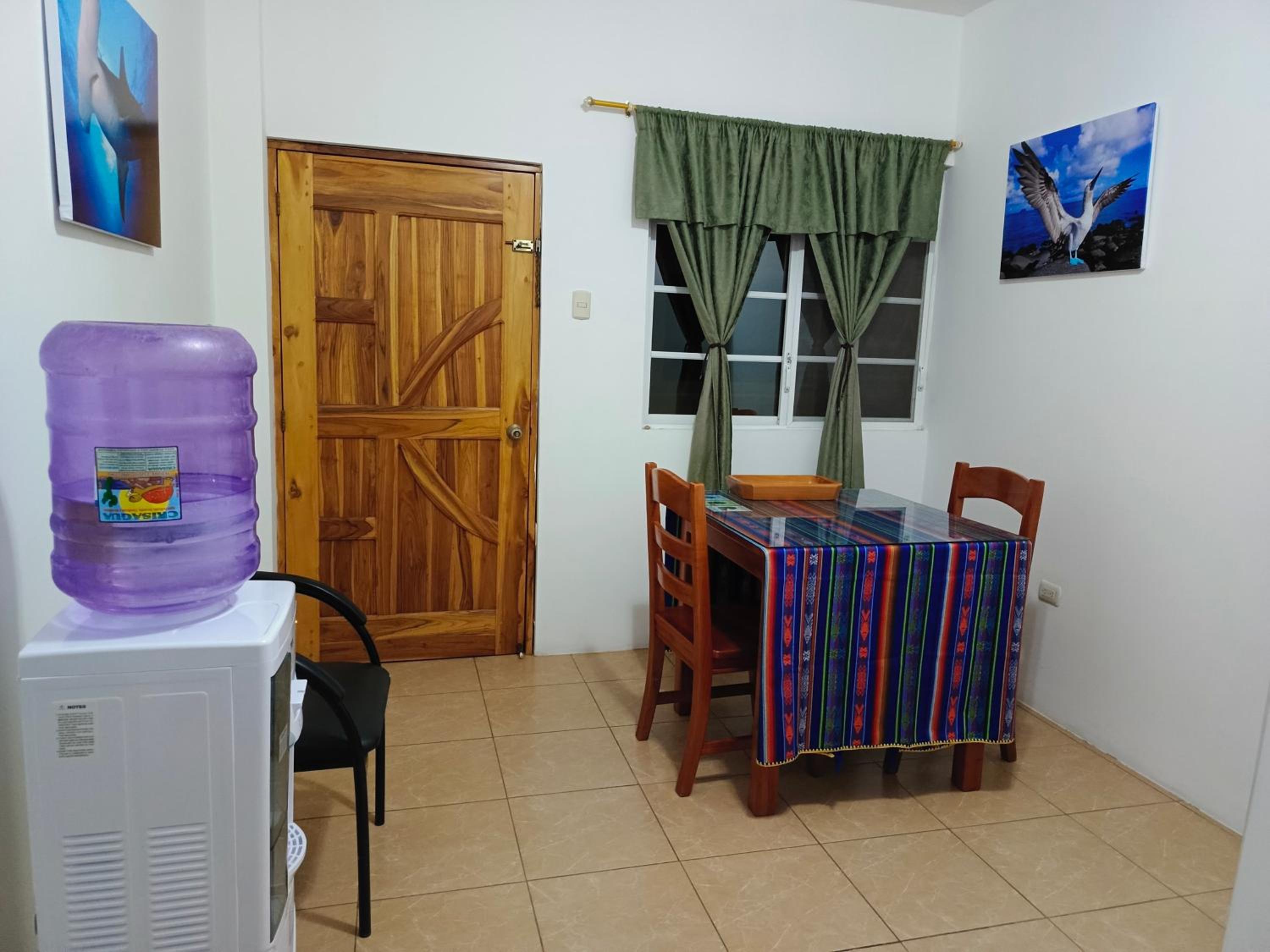 Teresita's House Suites con cocina privada , ideal para parejas, AC, wifi agua caliente, cerca del aeropuerto, a pocos pasos del malecón San Cristóbal
