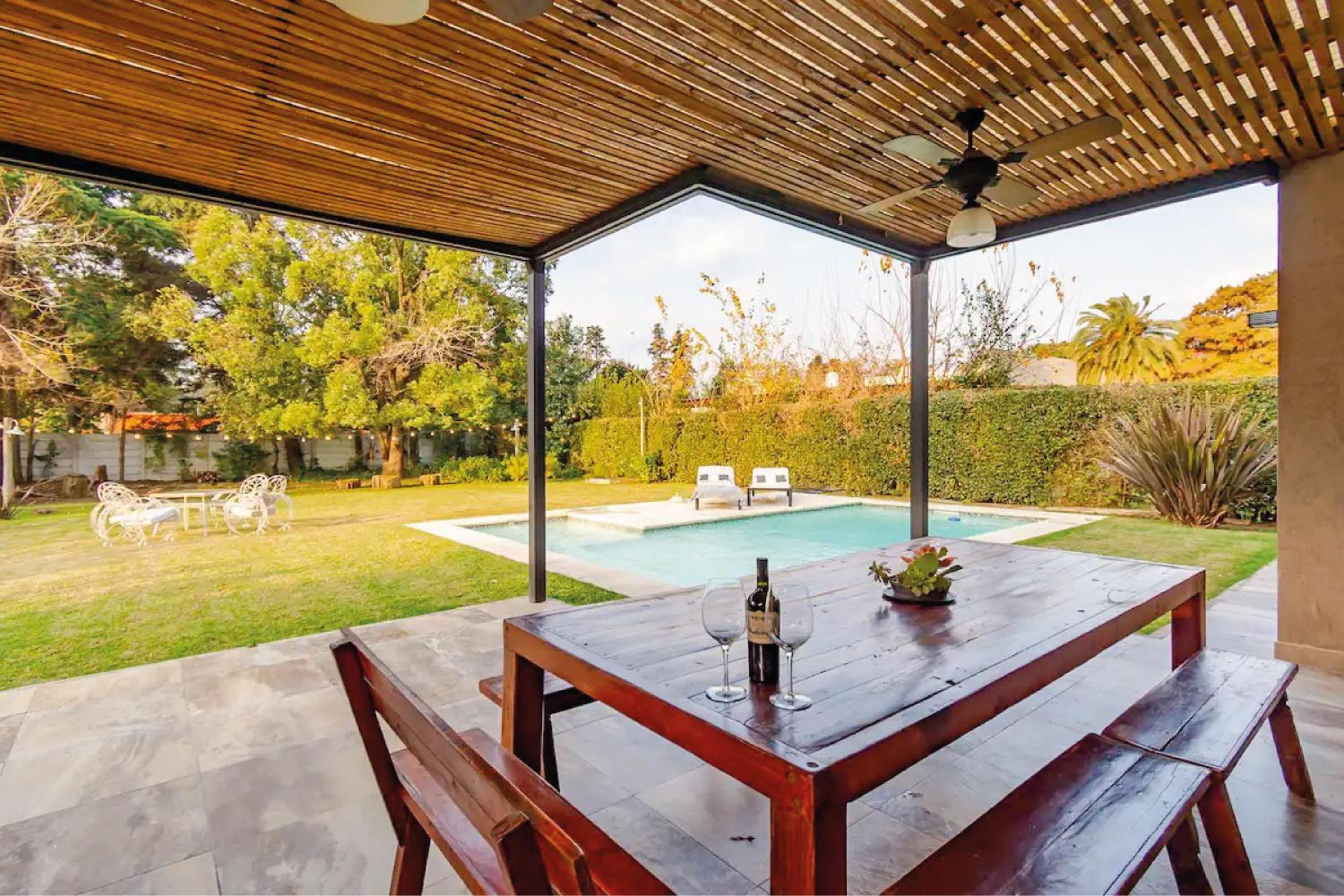 Casa tranquila cerca del Hospital Austral IAE piscina climatizada