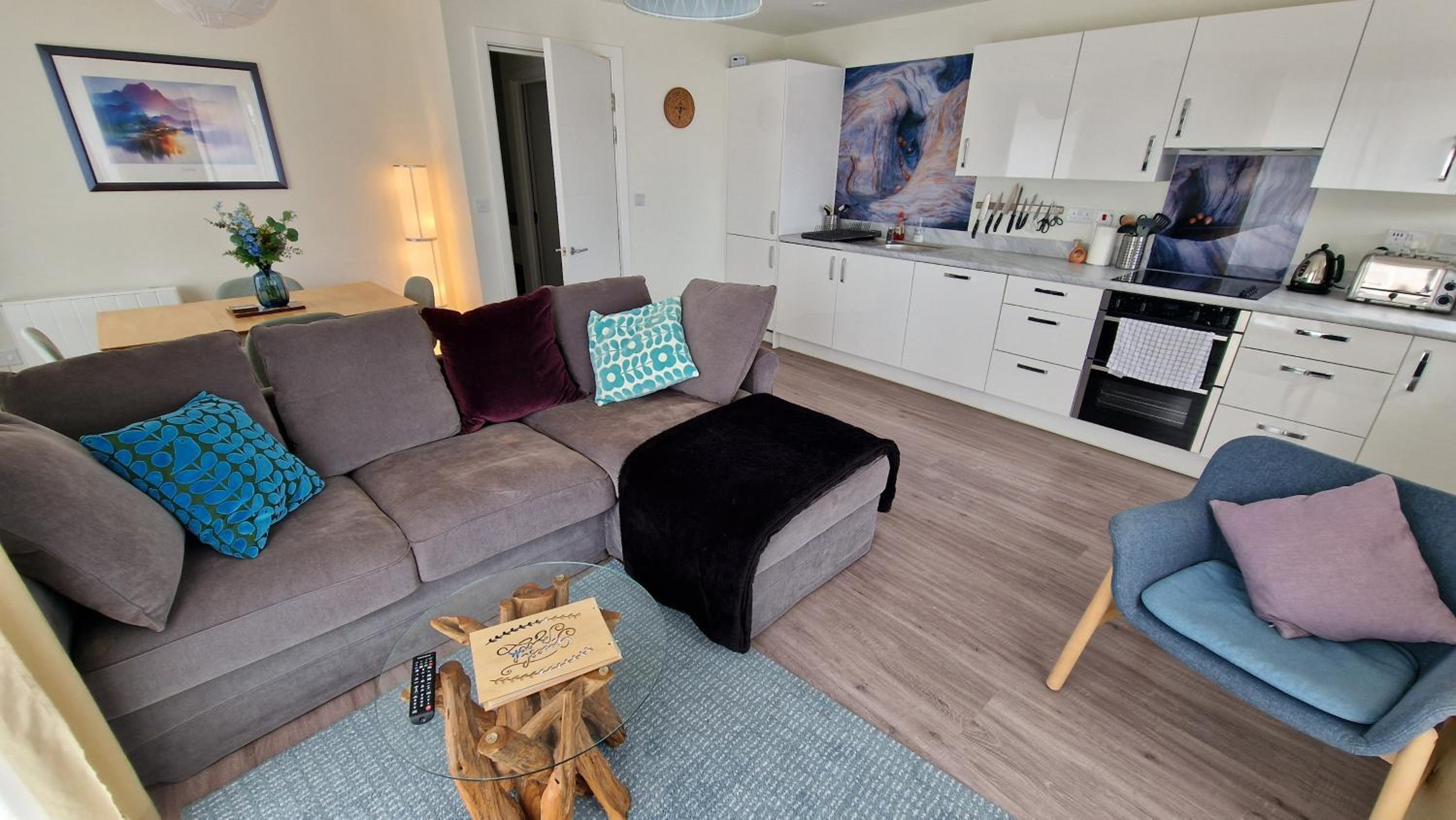 Number 10 Stunning Apartment, Fantastic Location! view 4