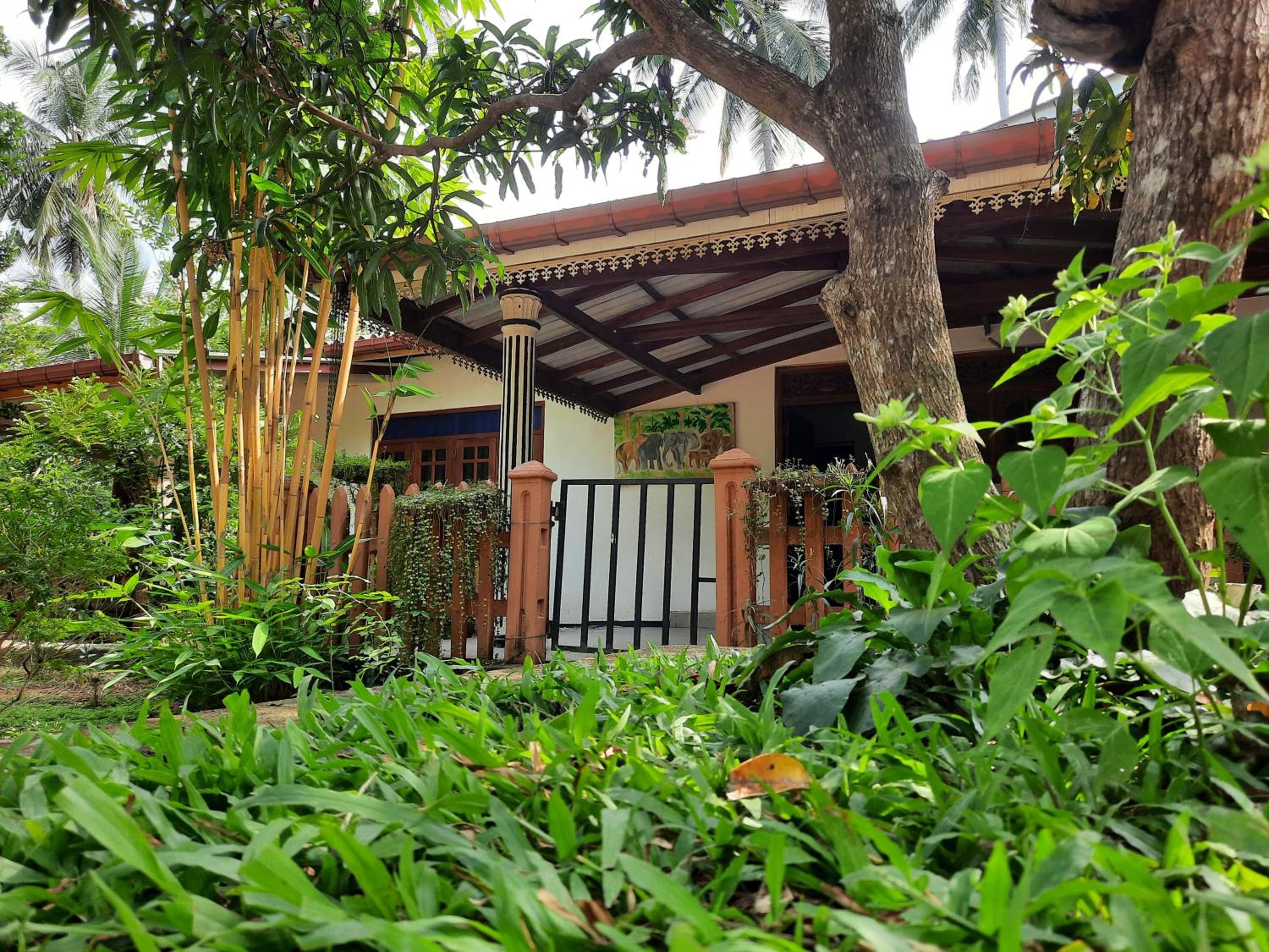 Batu's Safari lodge Udawalawe