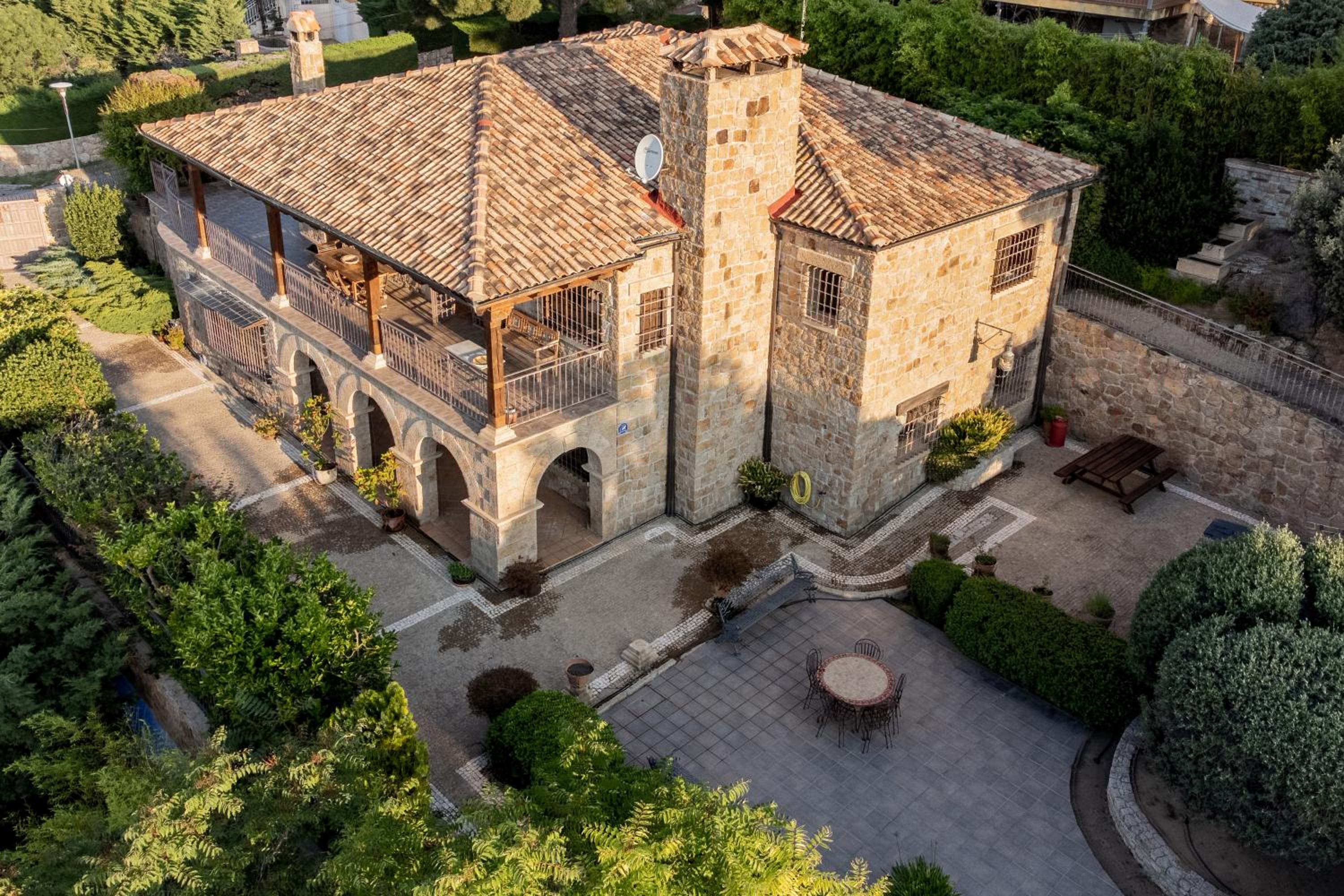 Piscina y vistas al monte en la Sierra