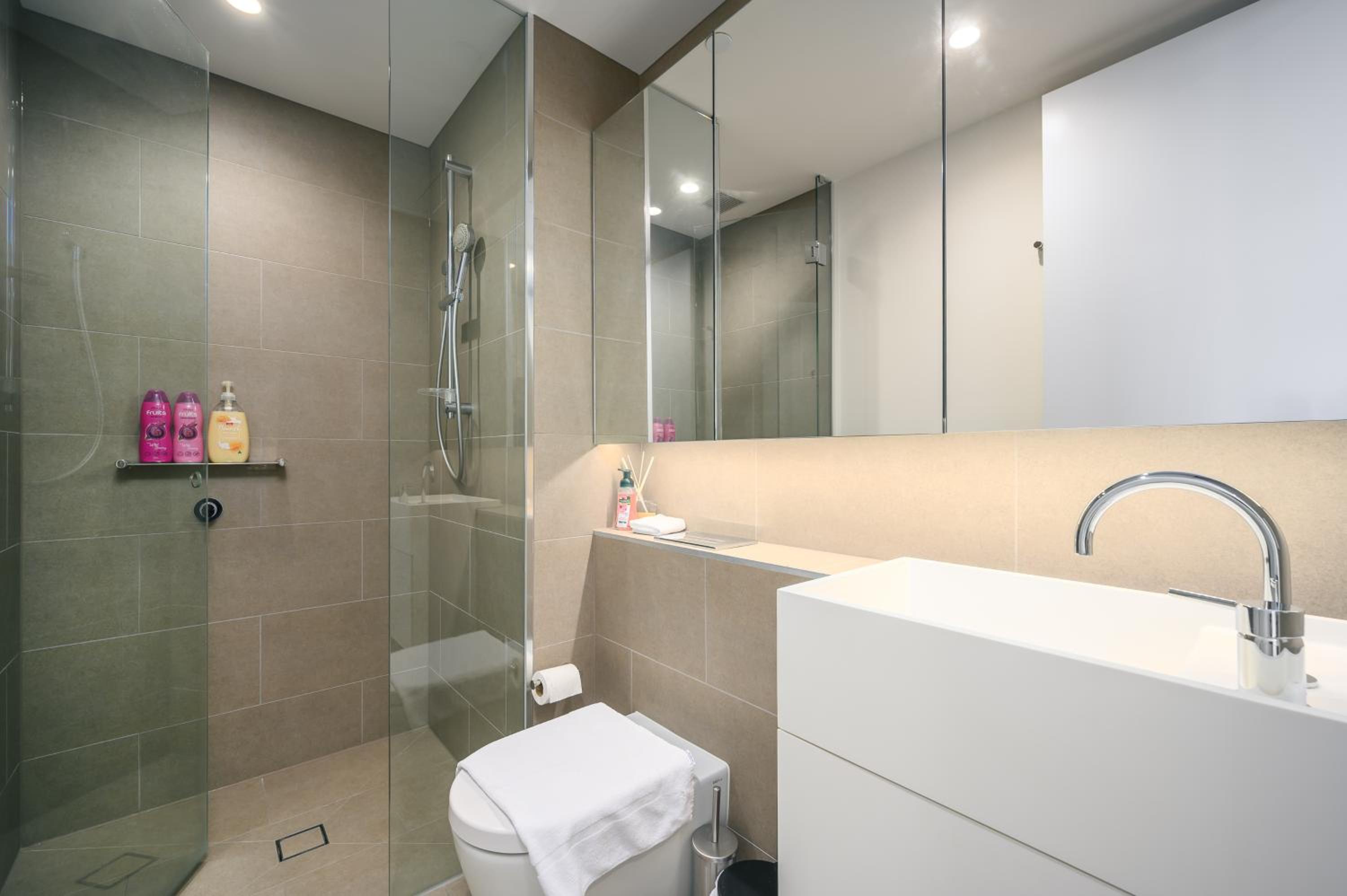 Elevated Lifestyle In Melb Landmark- Spacious 2B2B