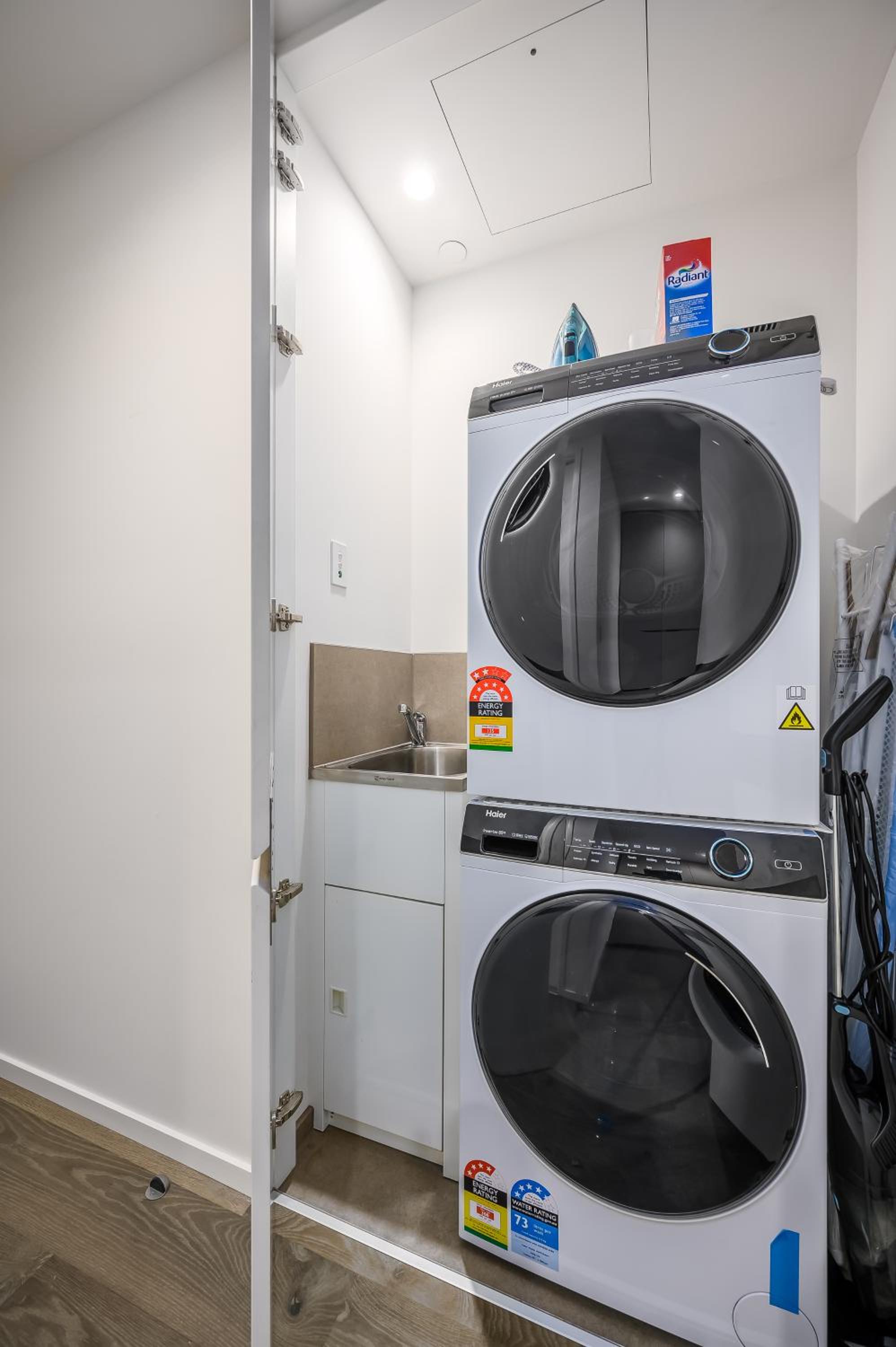 Elevated Lifestyle In Melb Landmark- Spacious 2B2B
