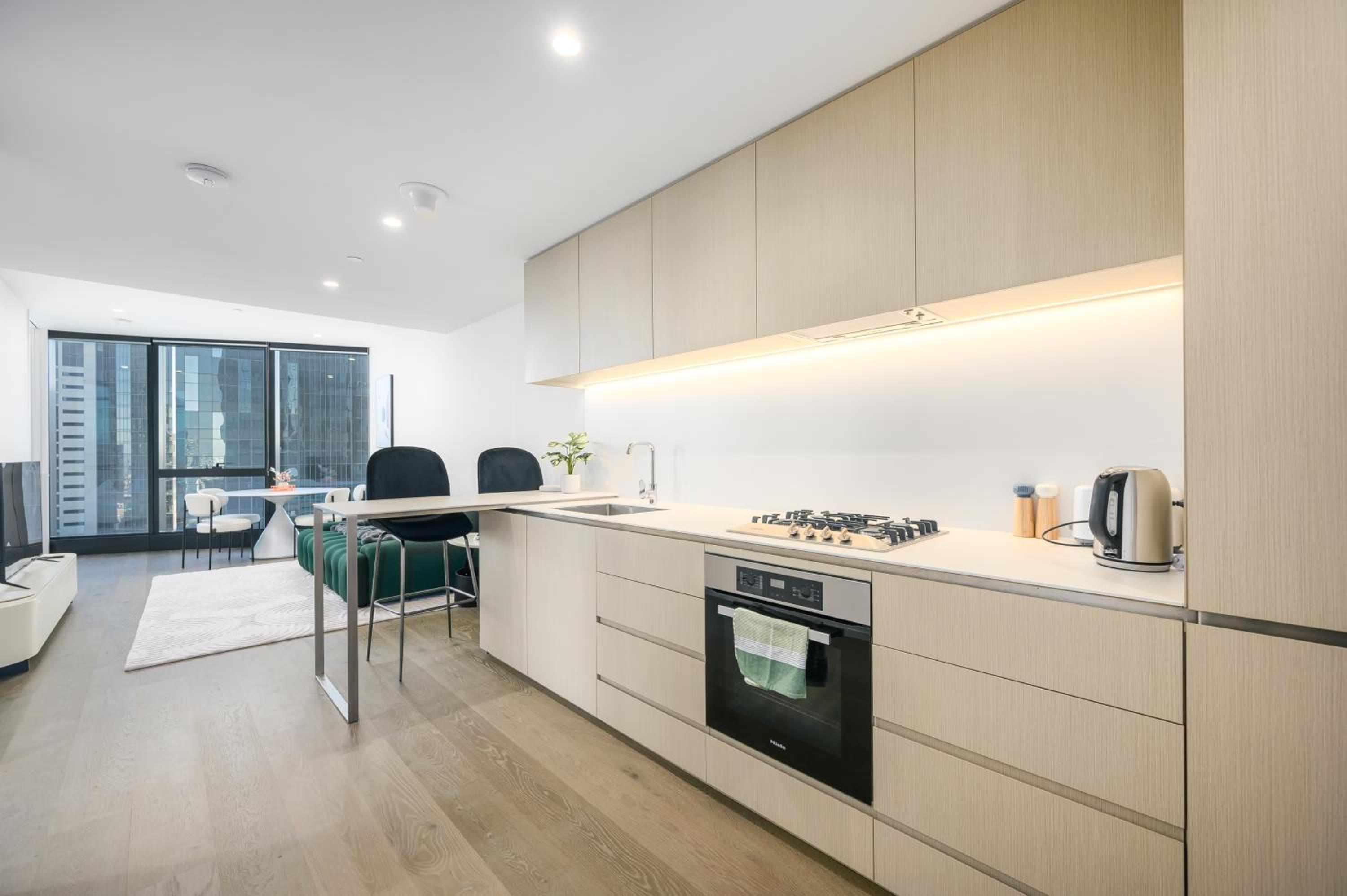 Elevated Lifestyle In Melb Landmark- Spacious 2B2B