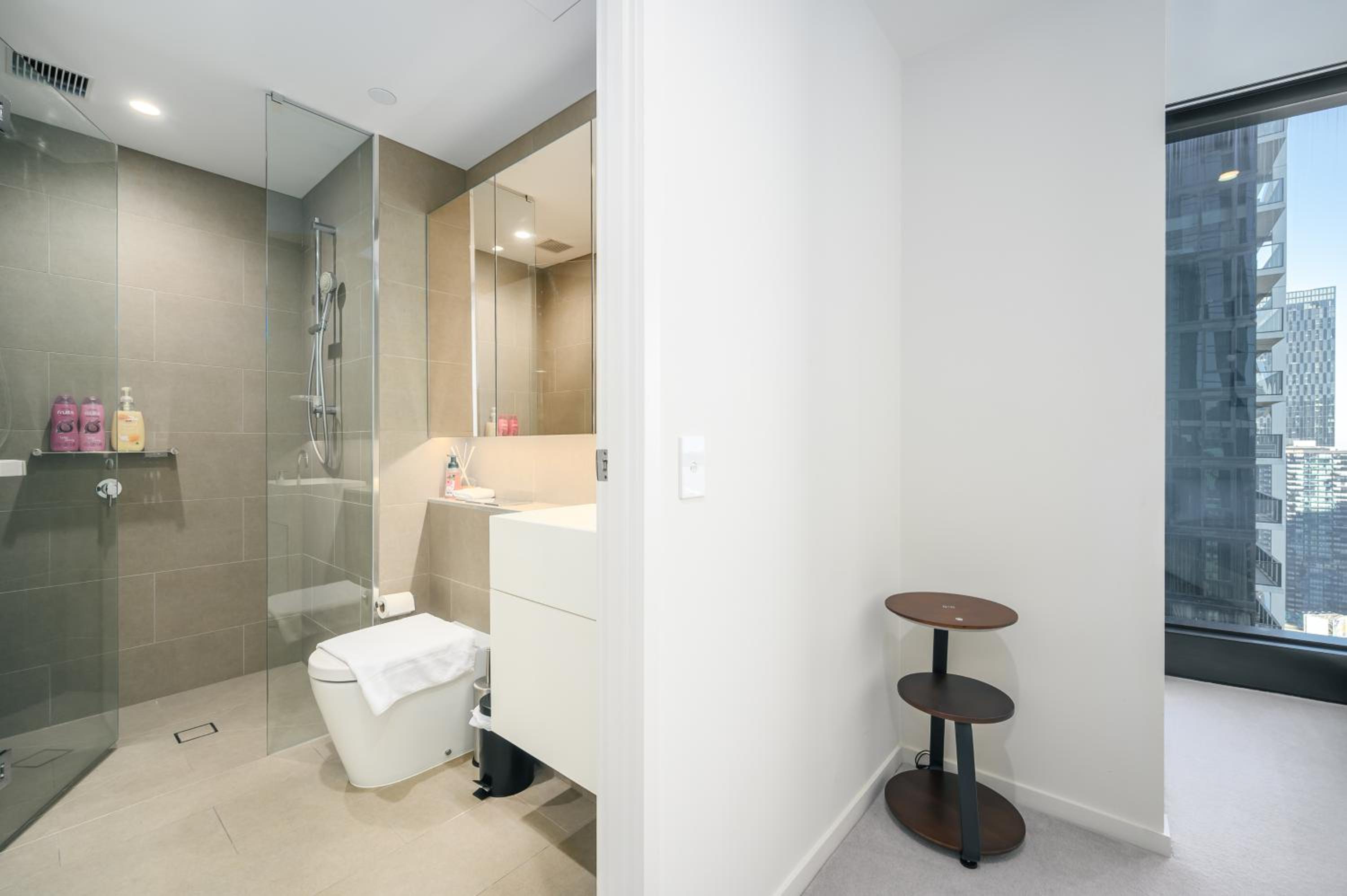 Elevated Lifestyle In Melb Landmark- Spacious 2B2B
