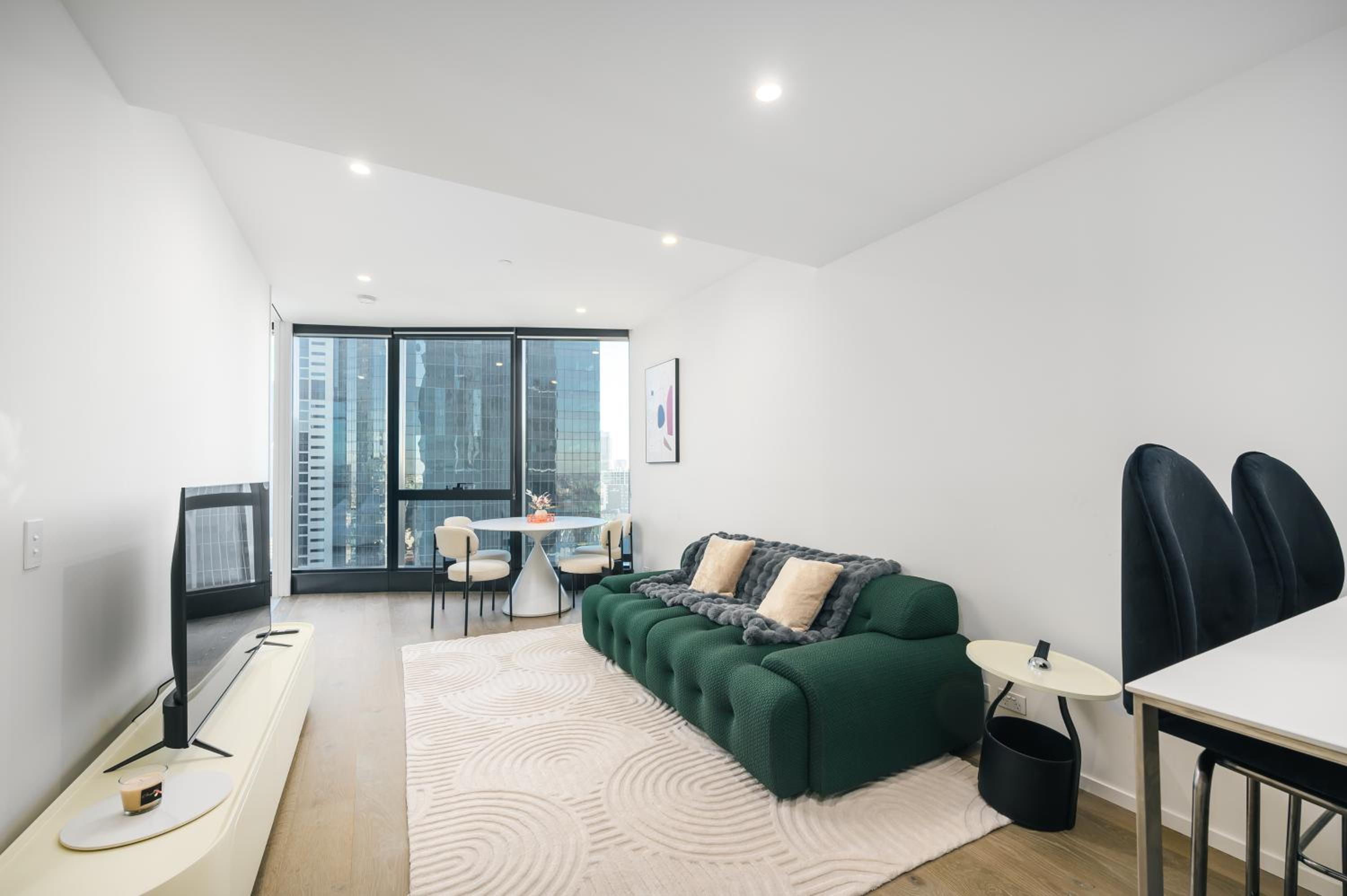Elevated Lifestyle In Melb Landmark- Spacious 2B2B