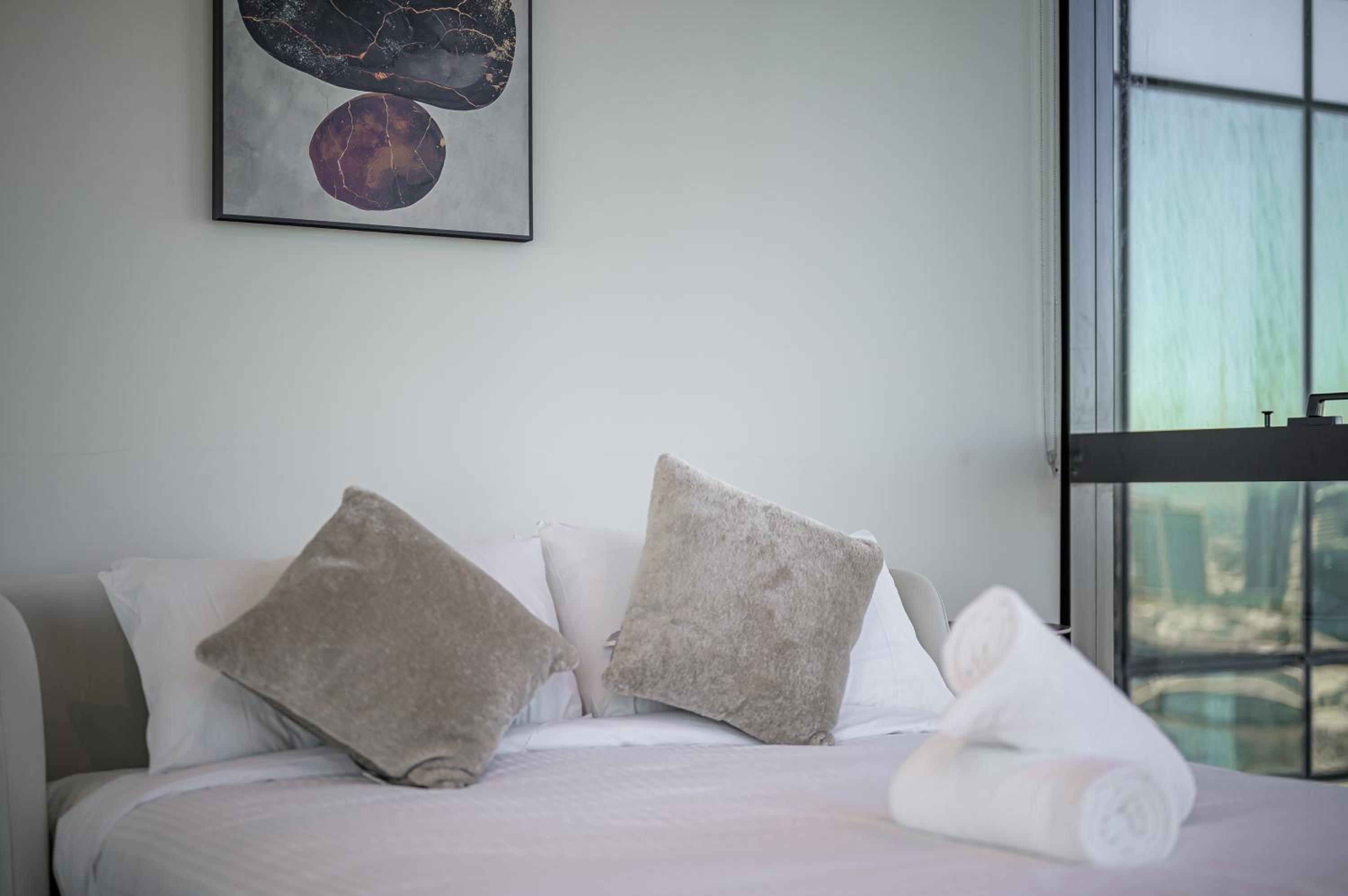 Elevated Lifestyle In Melb Landmark- Spacious 2B2B
