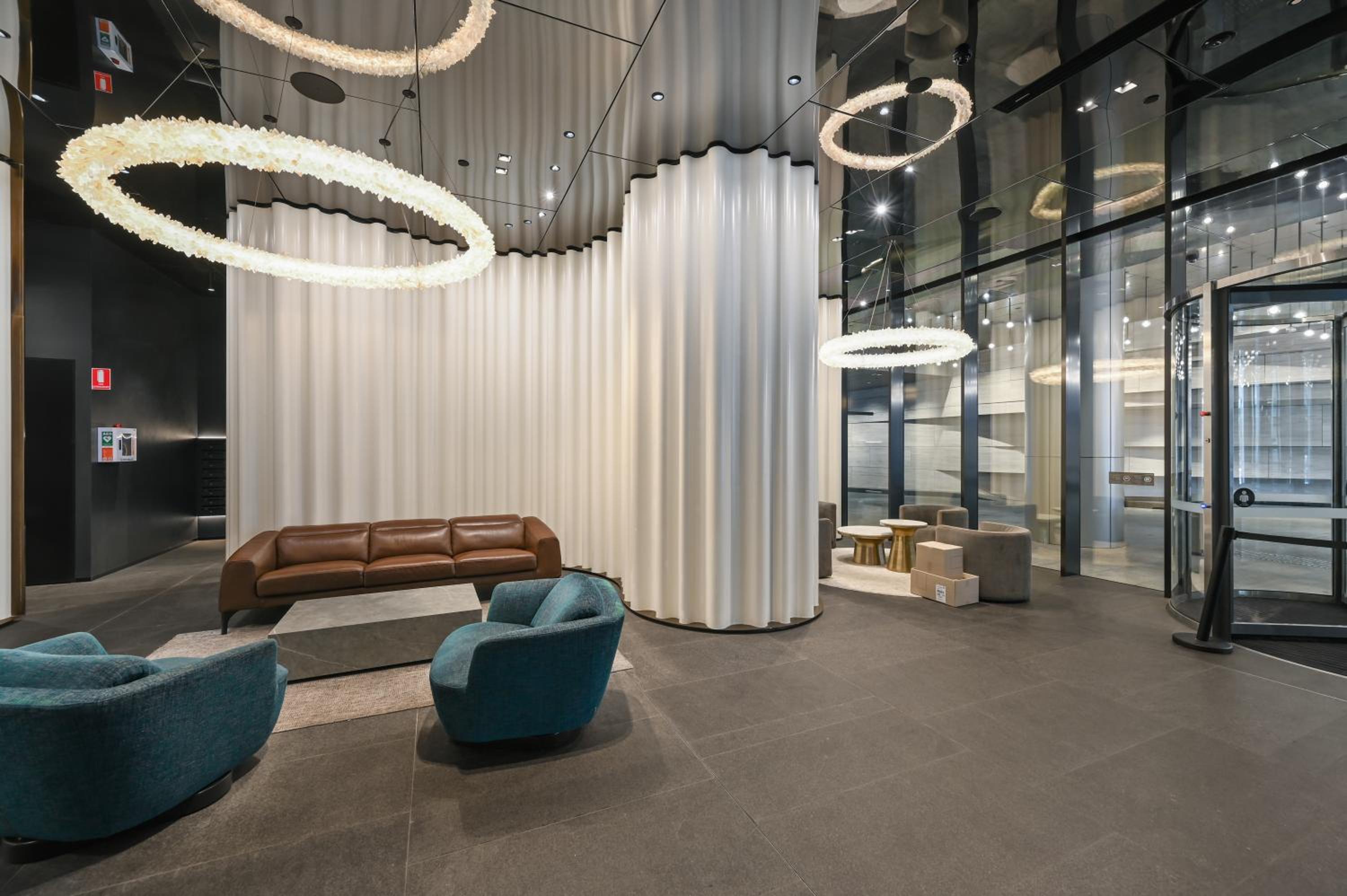 Elevated Lifestyle In Melb Landmark- Spacious 2B2B