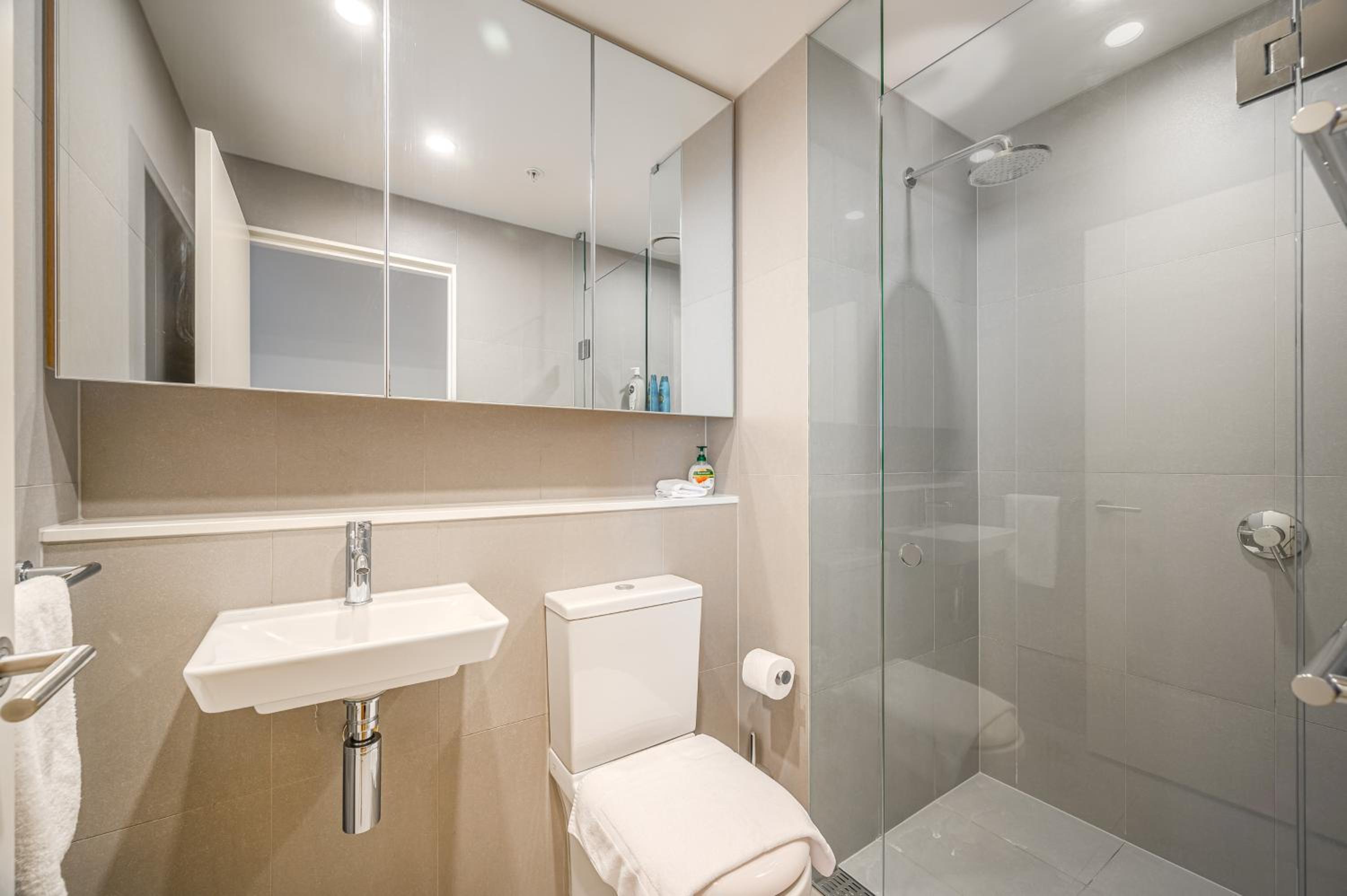 Elevated Lifestyle In Melb Landmark- Spacious 2B2B